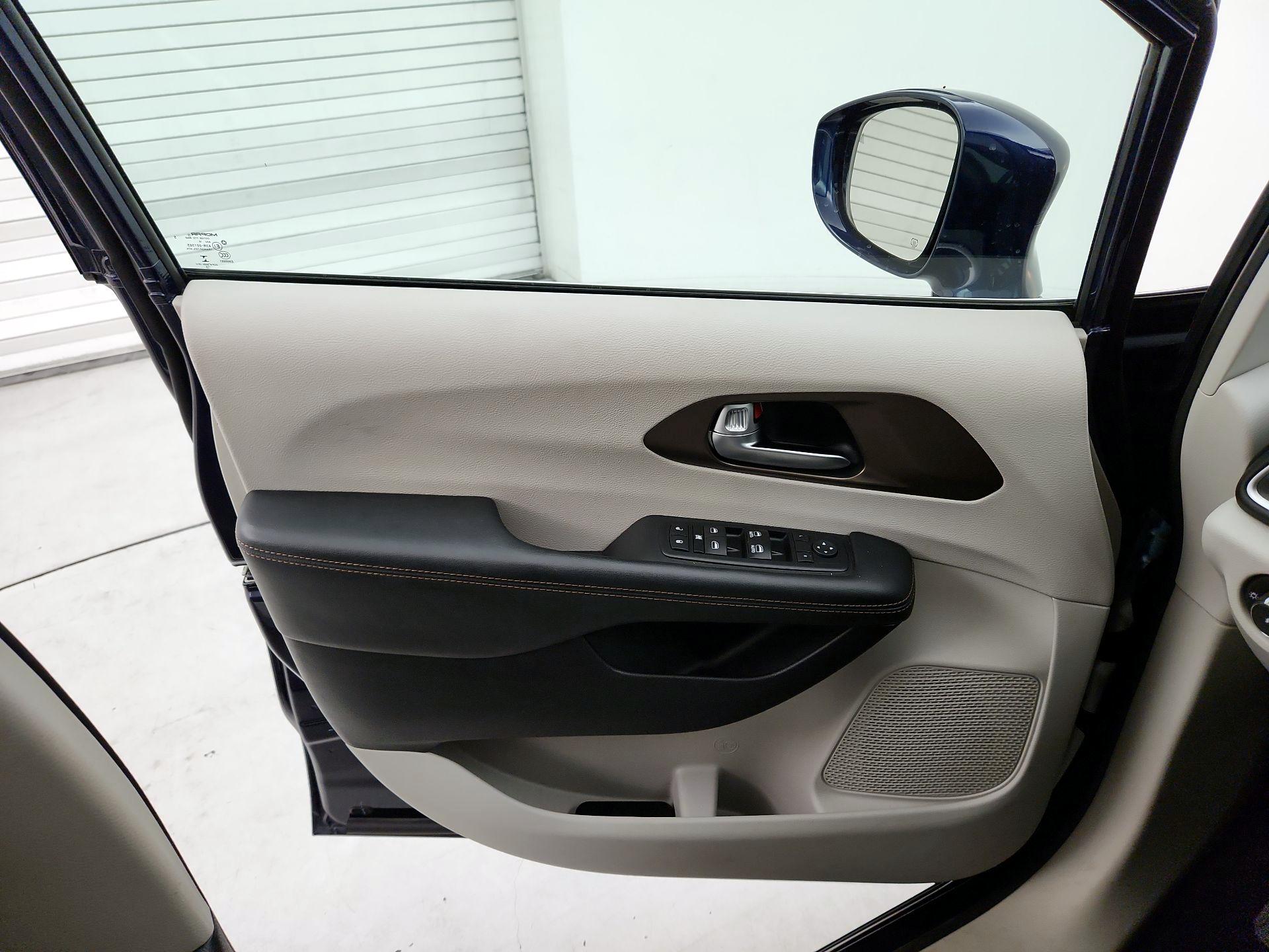 Thumbnail: 2017 Chrysler Pacifica - 12