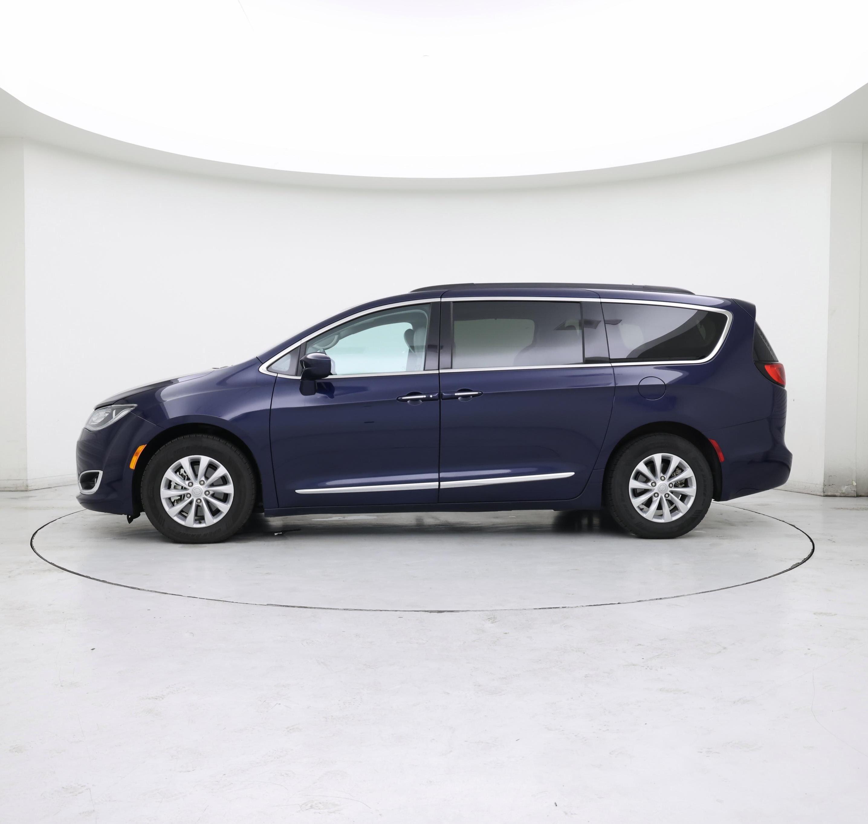 Thumbnail: 2017 Chrysler Pacifica - 3