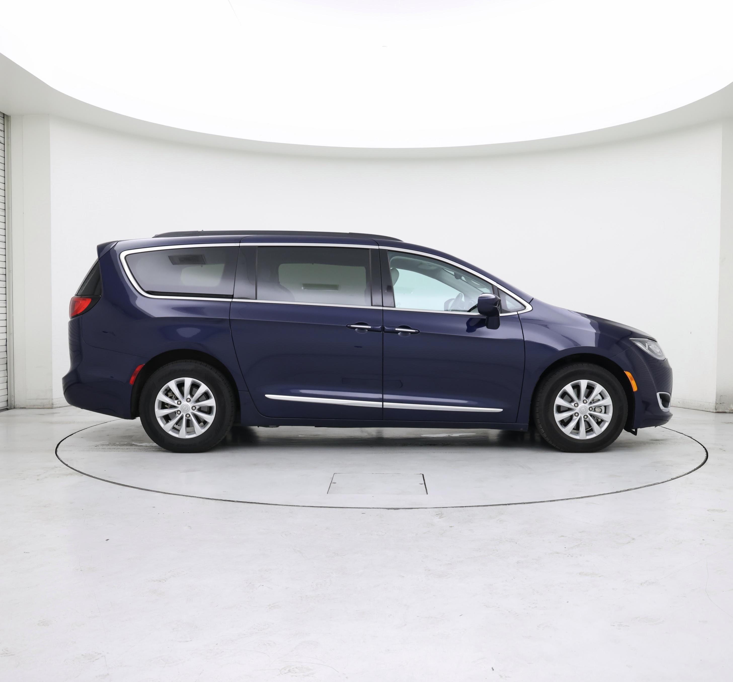 Thumbnail: 2017 Chrysler Pacifica - 7