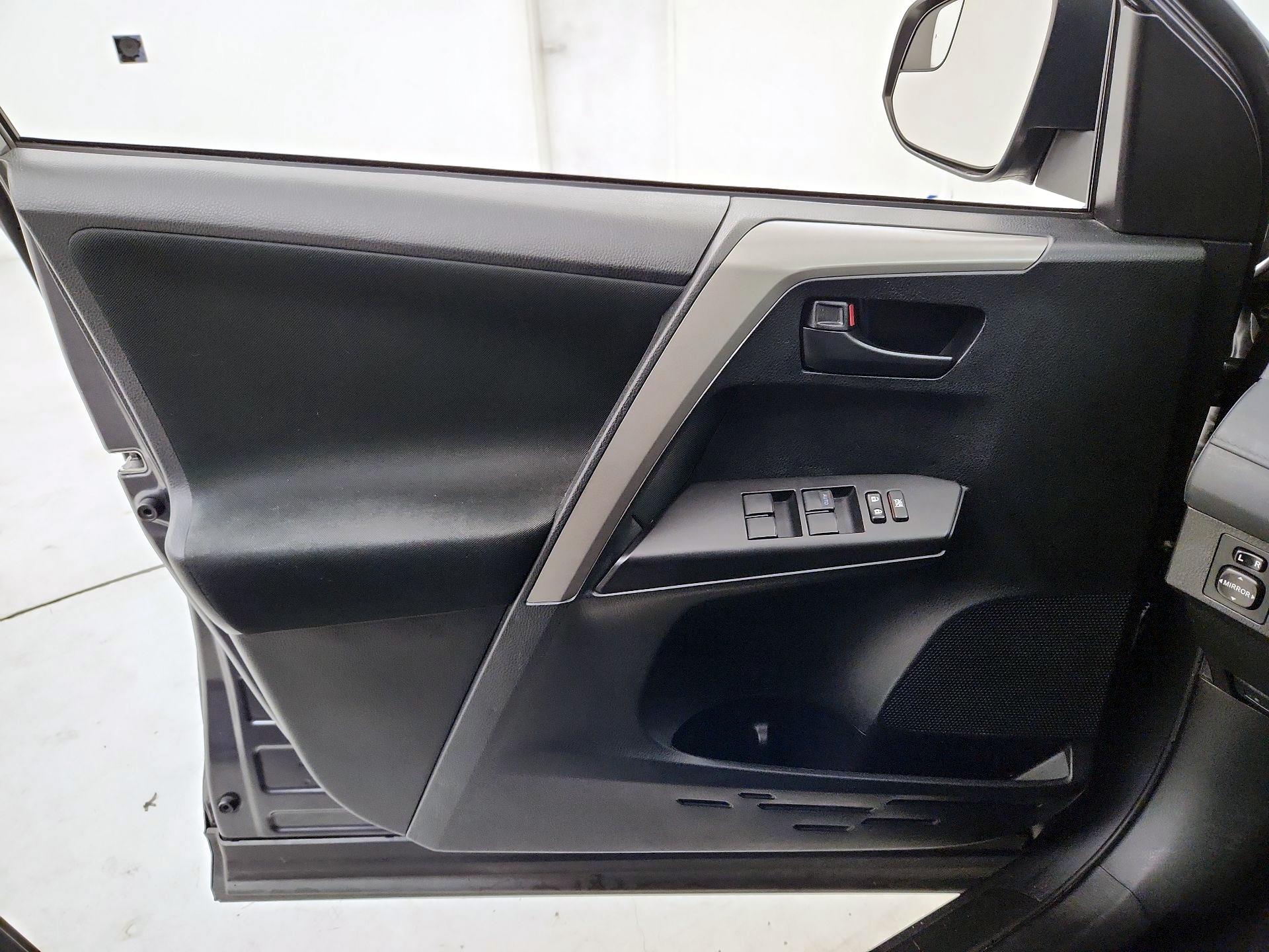 Thumbnail: 2018 Toyota RAV4 - 12