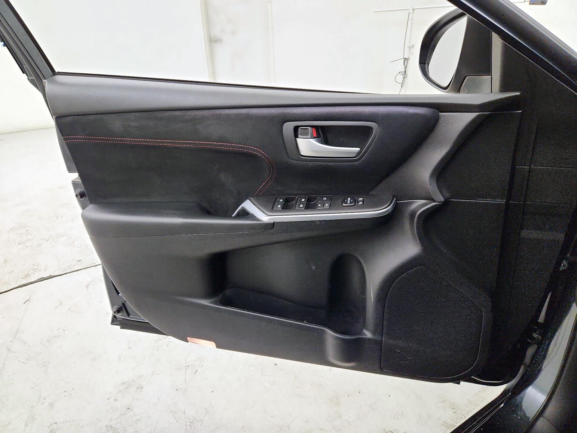 Thumbnail: 2015 Toyota Camry - 12