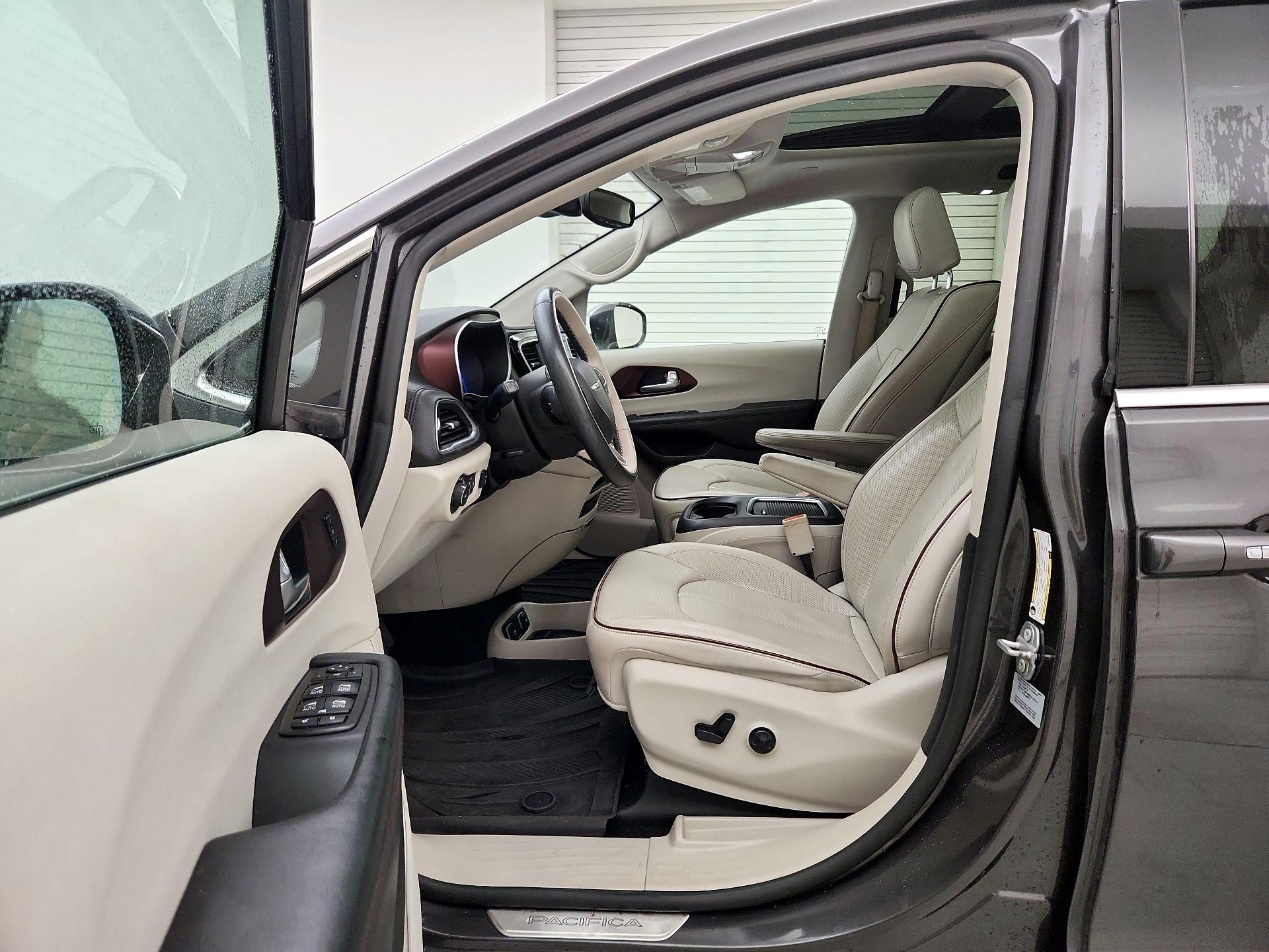 Thumbnail: 2017 Chrysler Pacifica - 11