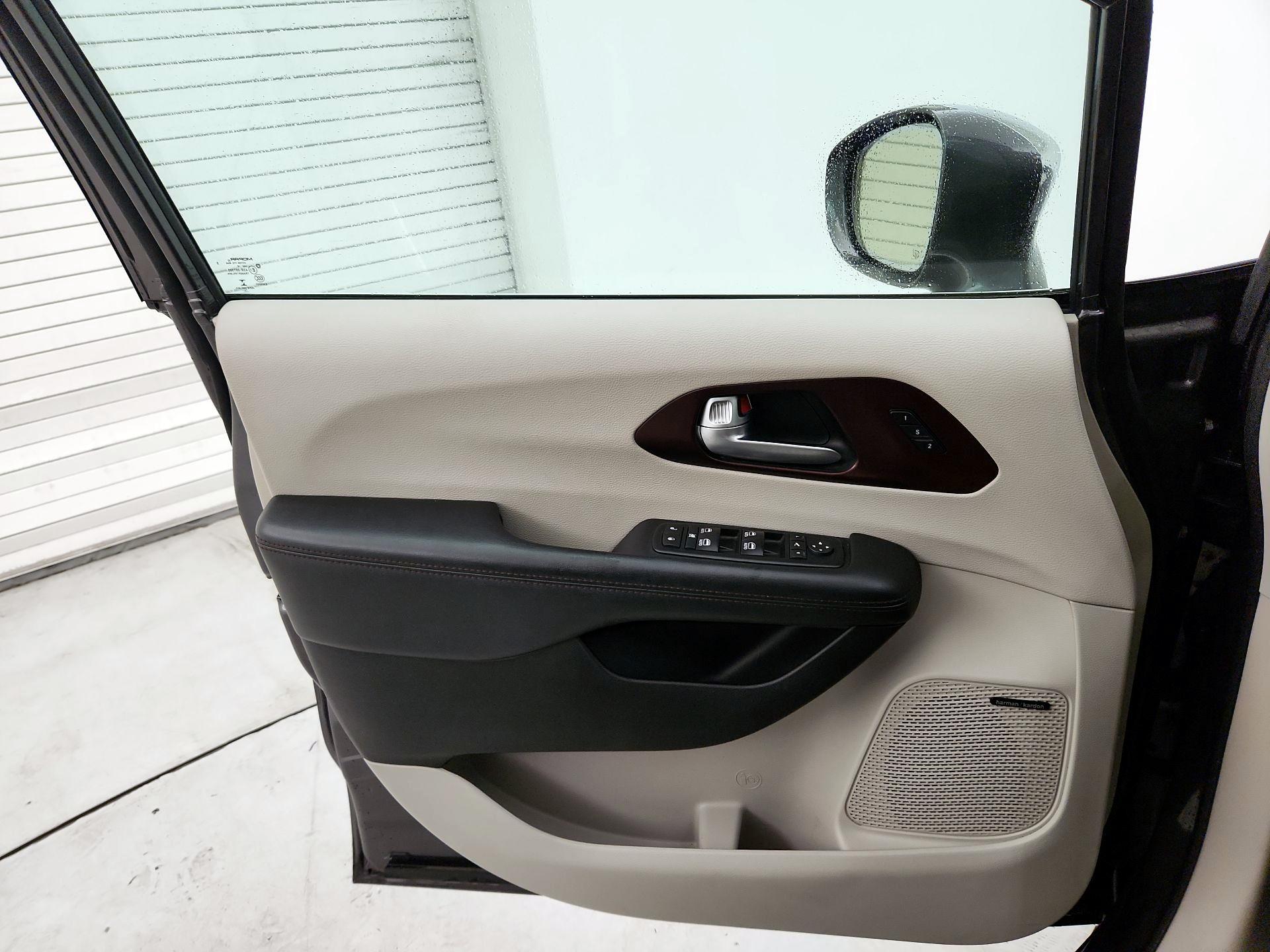 Thumbnail: 2017 Chrysler Pacifica - 12