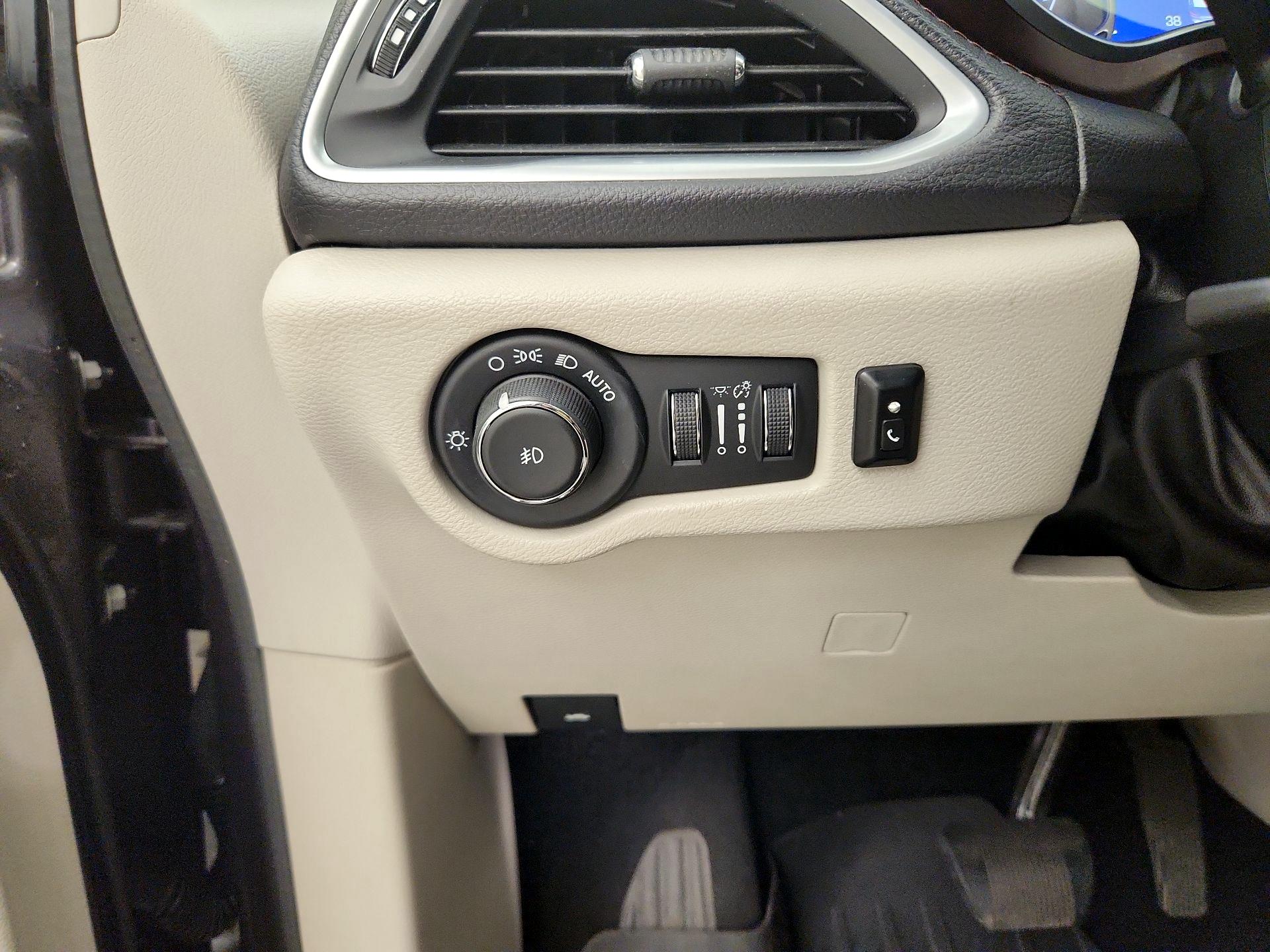 Thumbnail: 2017 Chrysler Pacifica - 13