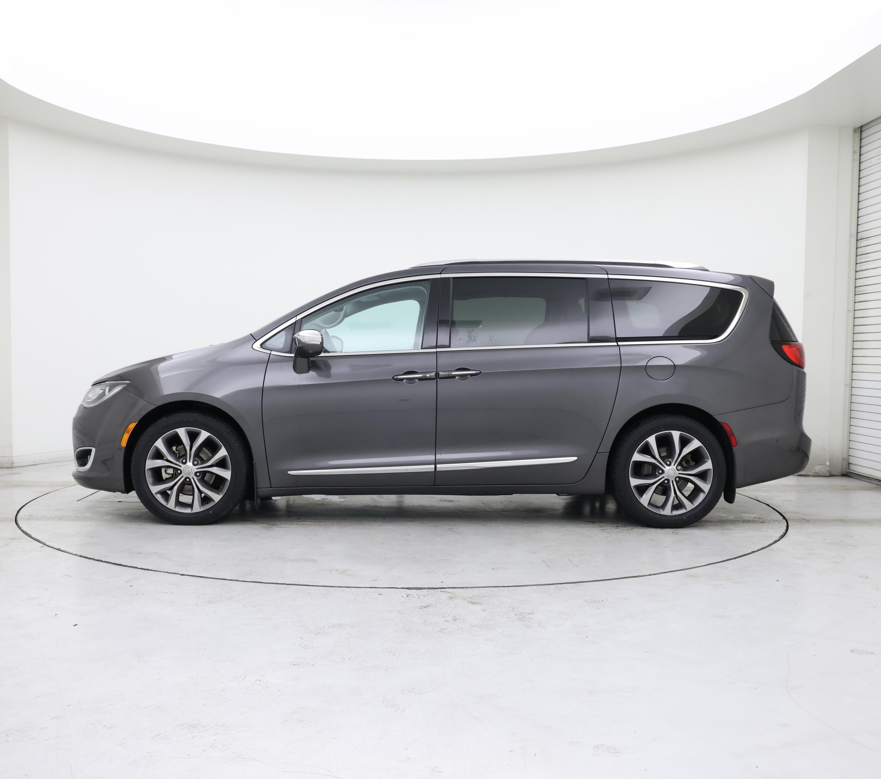 Thumbnail: 2017 Chrysler Pacifica - 3