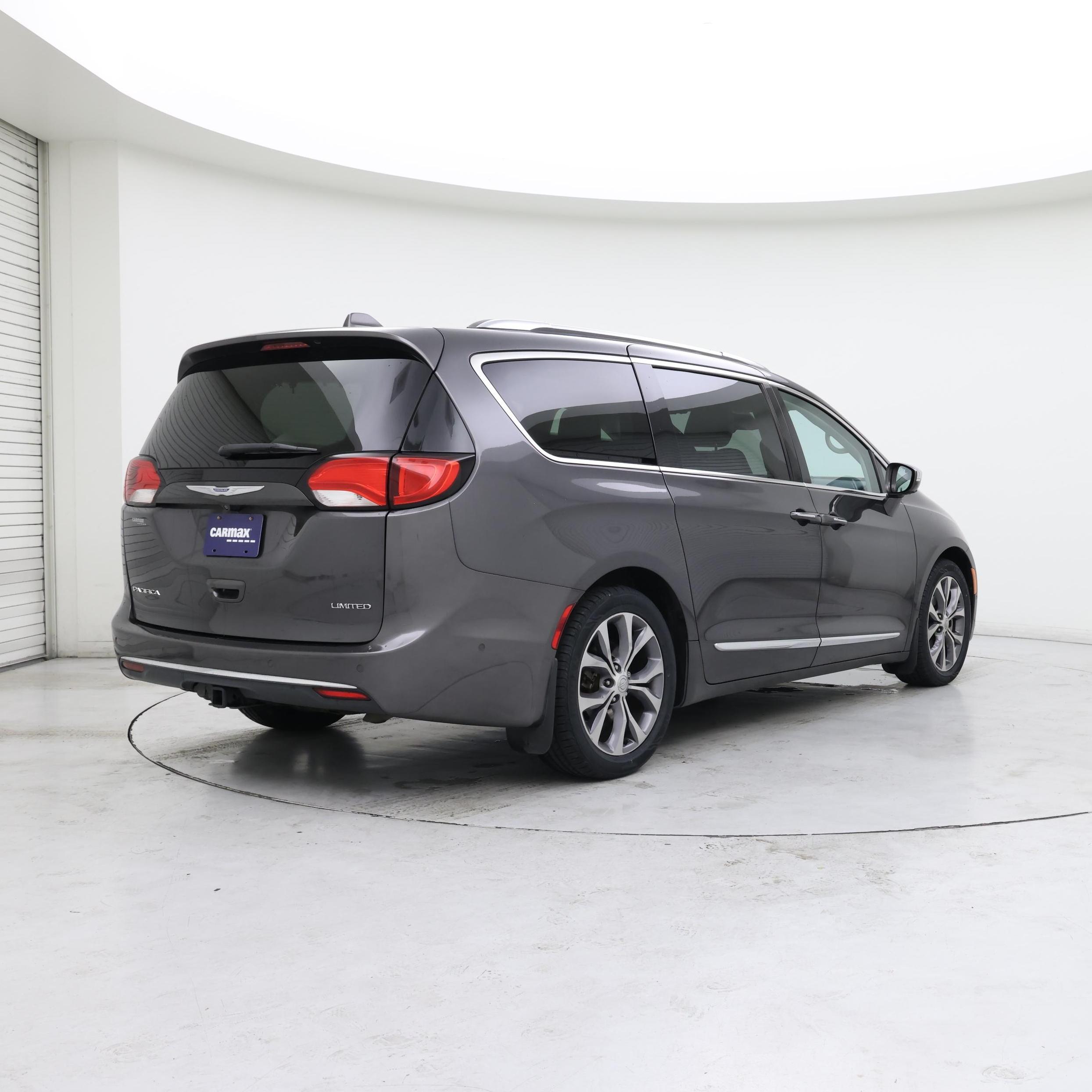 Thumbnail: 2017 Chrysler Pacifica - 8