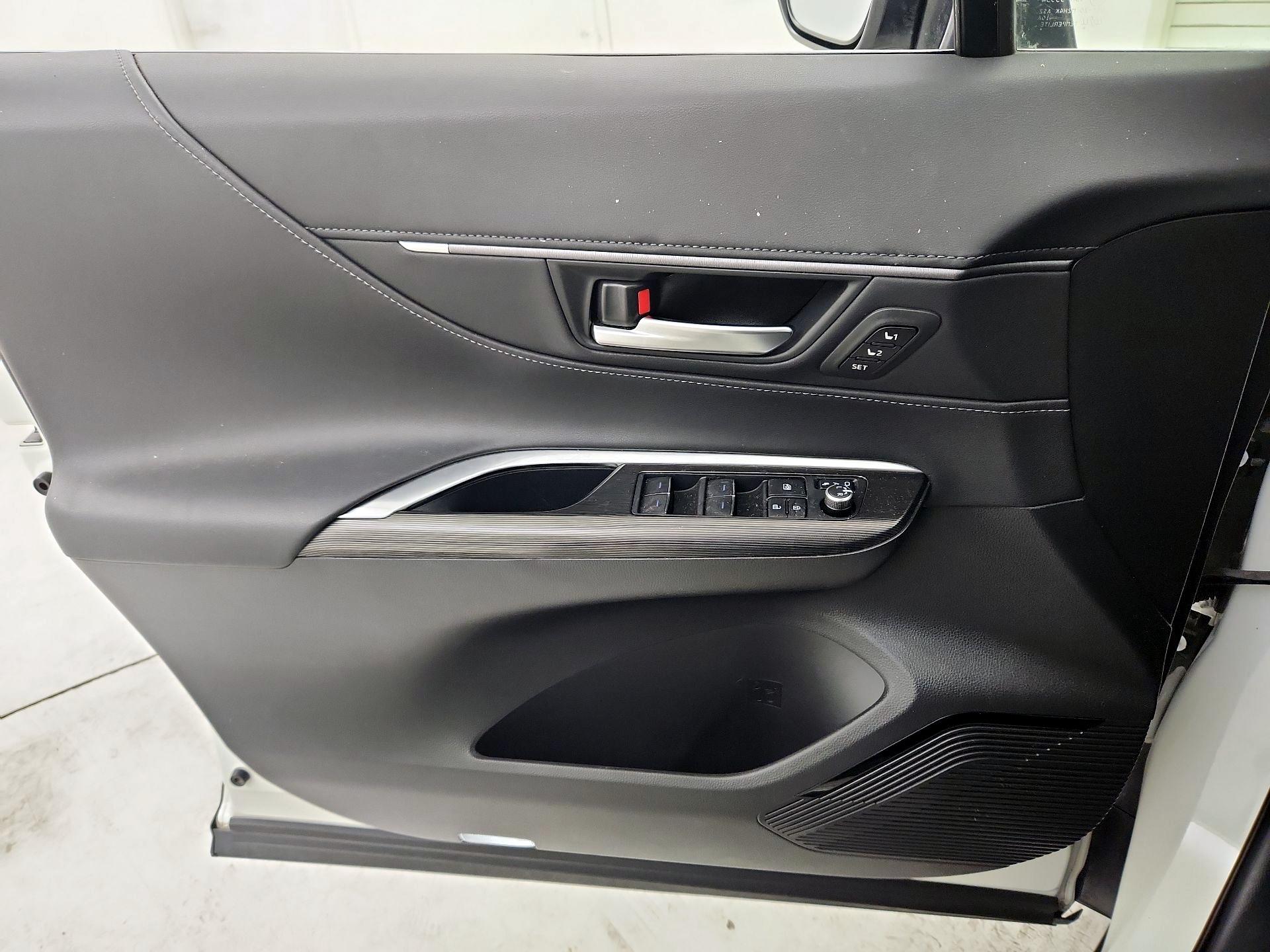 Thumbnail: 2021 Toyota Venza - 12