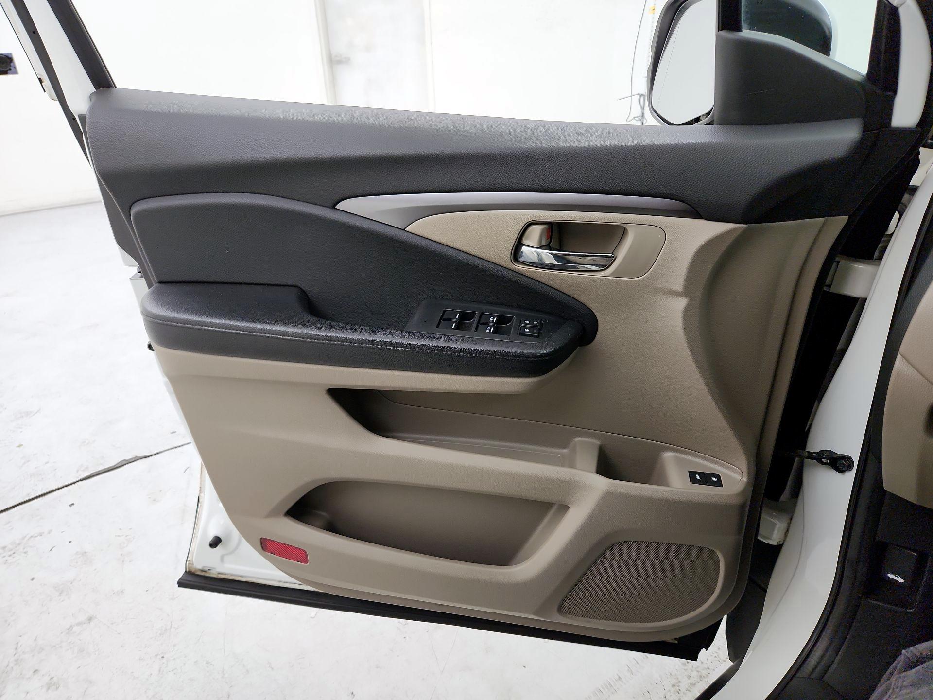 Thumbnail: 2016 Honda Pilot - 12