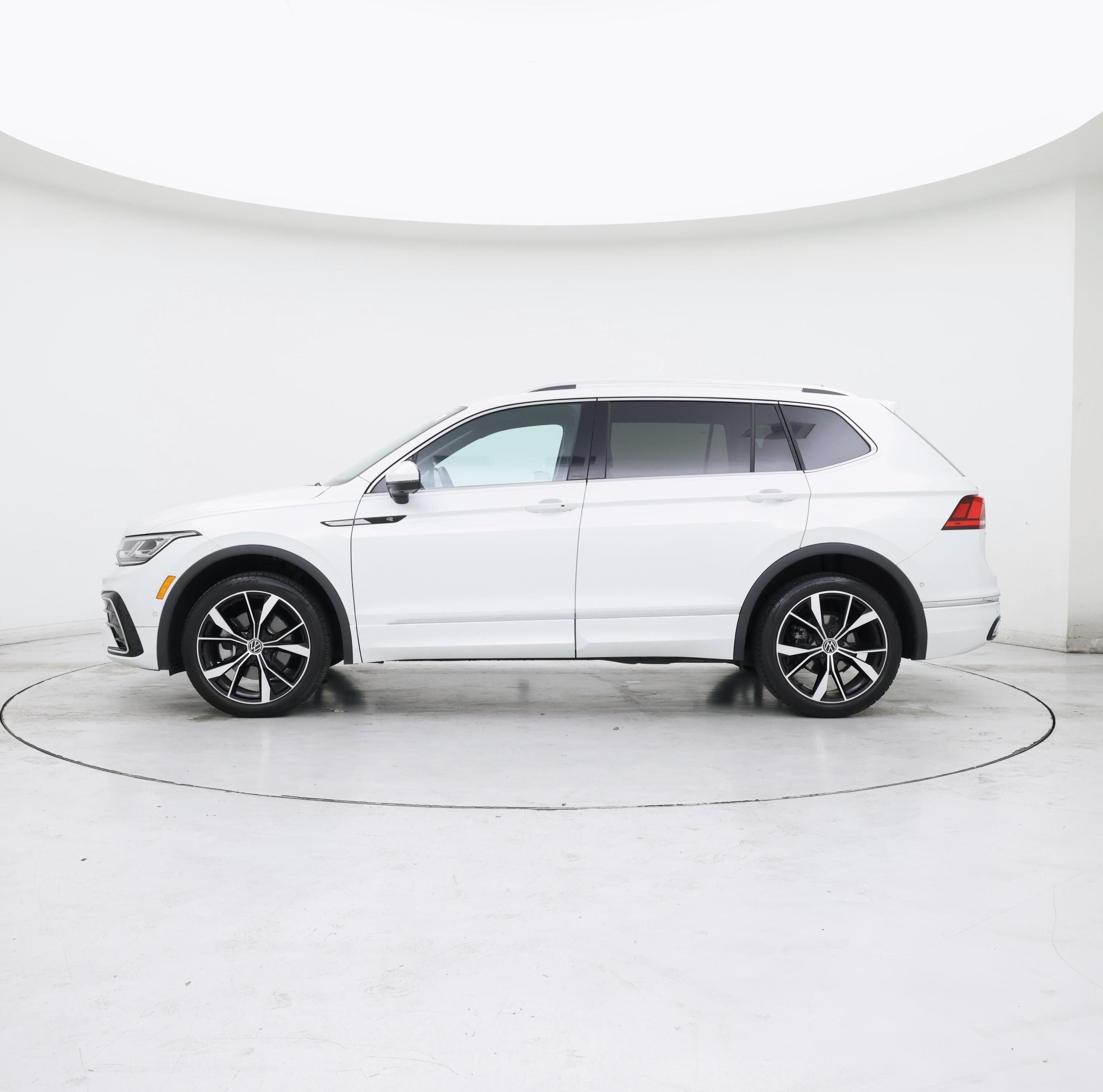 Thumbnail: 2024 Volkswagen Tiguan - 3