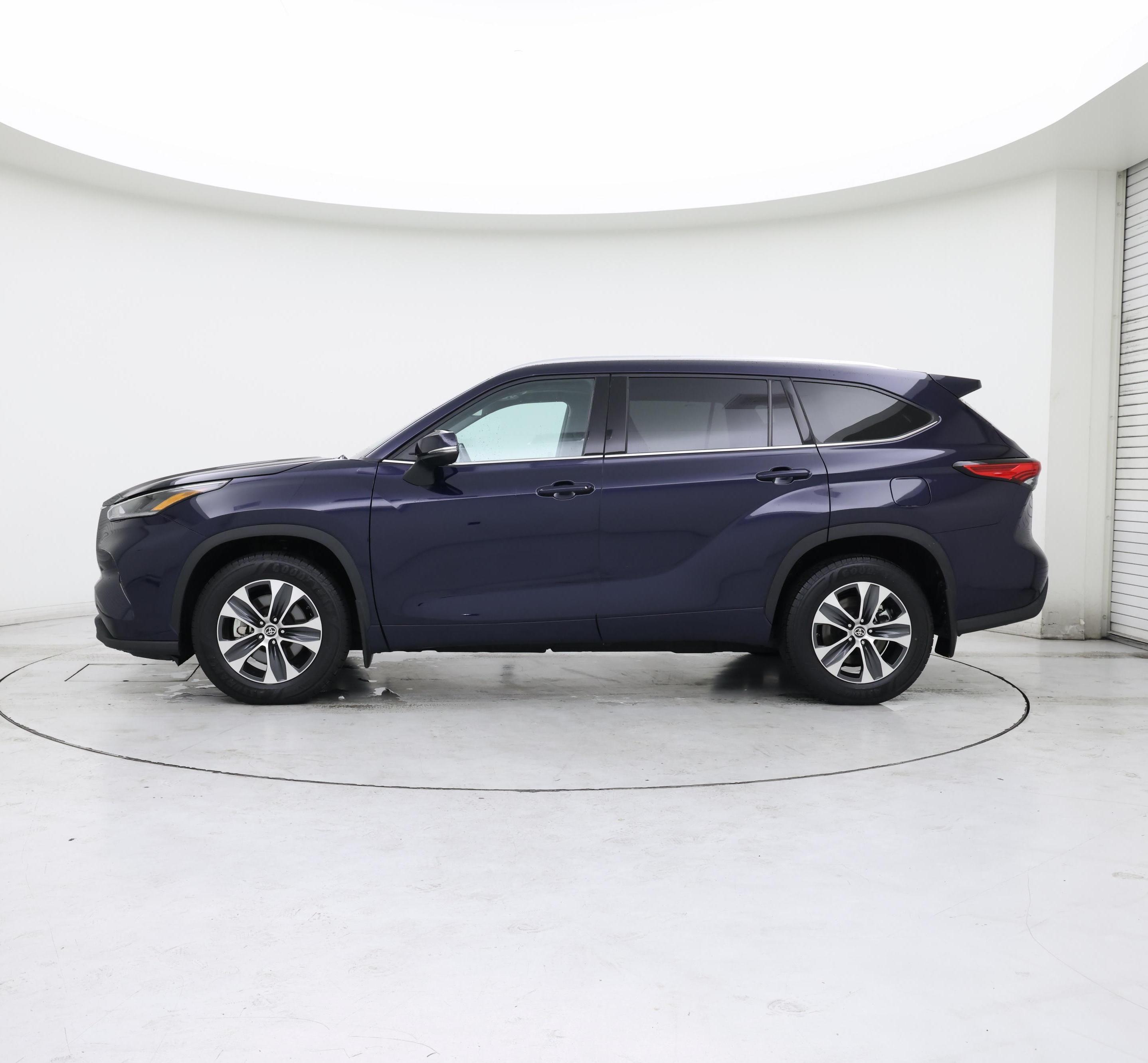 Thumbnail: 2021 Toyota Highlander - 3