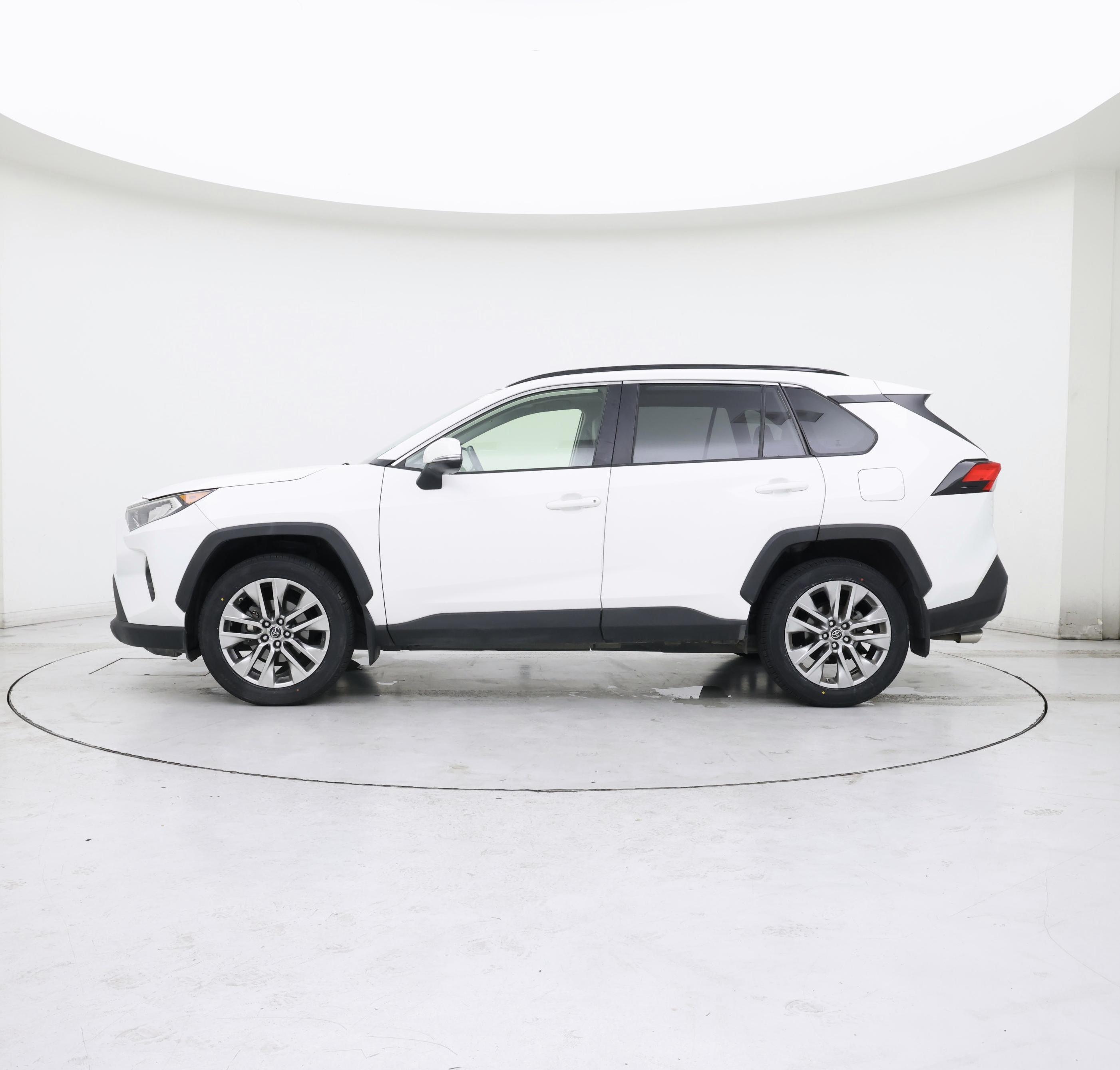 Thumbnail: 2019 Toyota RAV4 - 3