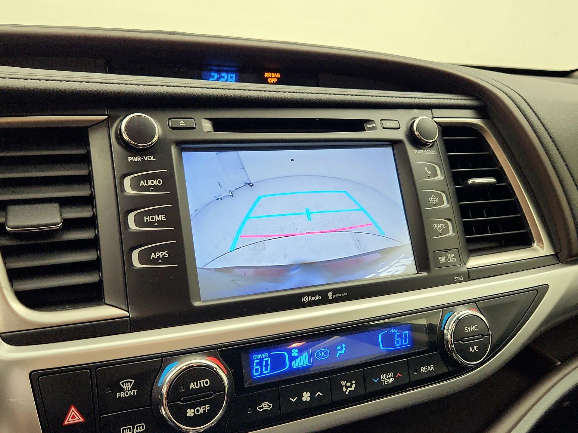 Thumbnail: 2015 Toyota Highlander - 15