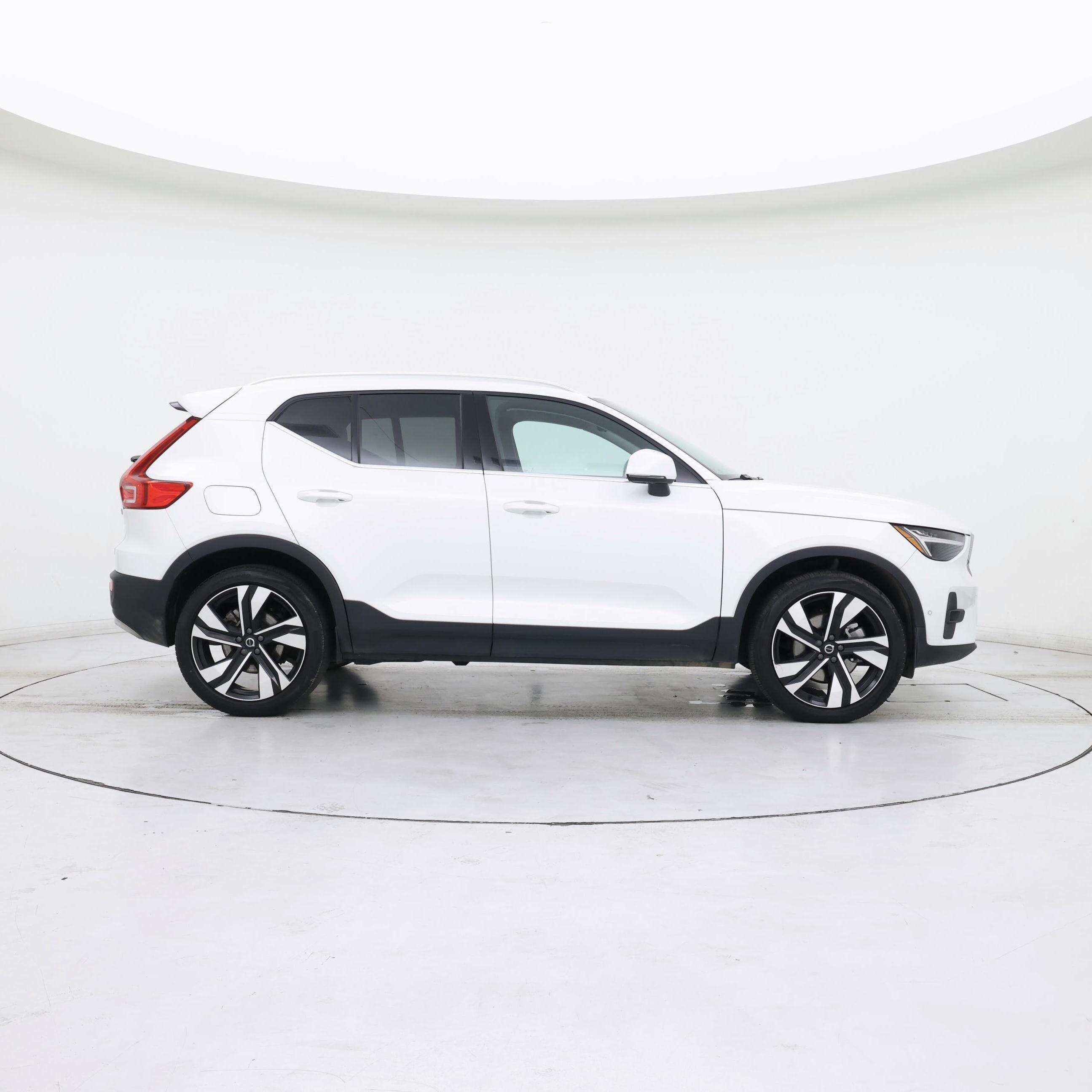 Thumbnail: 2023 Volvo XC40 - 7