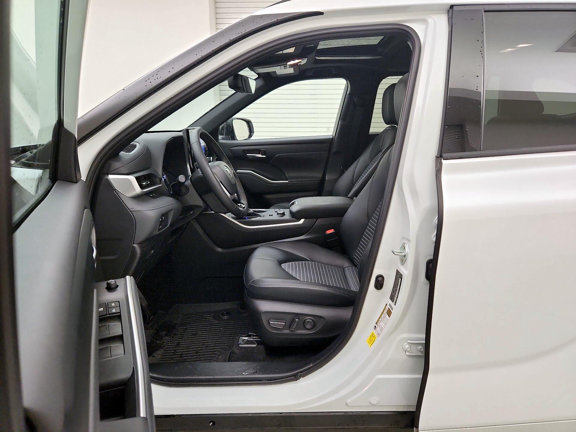 Thumbnail: 2024 Toyota Highlander - 11