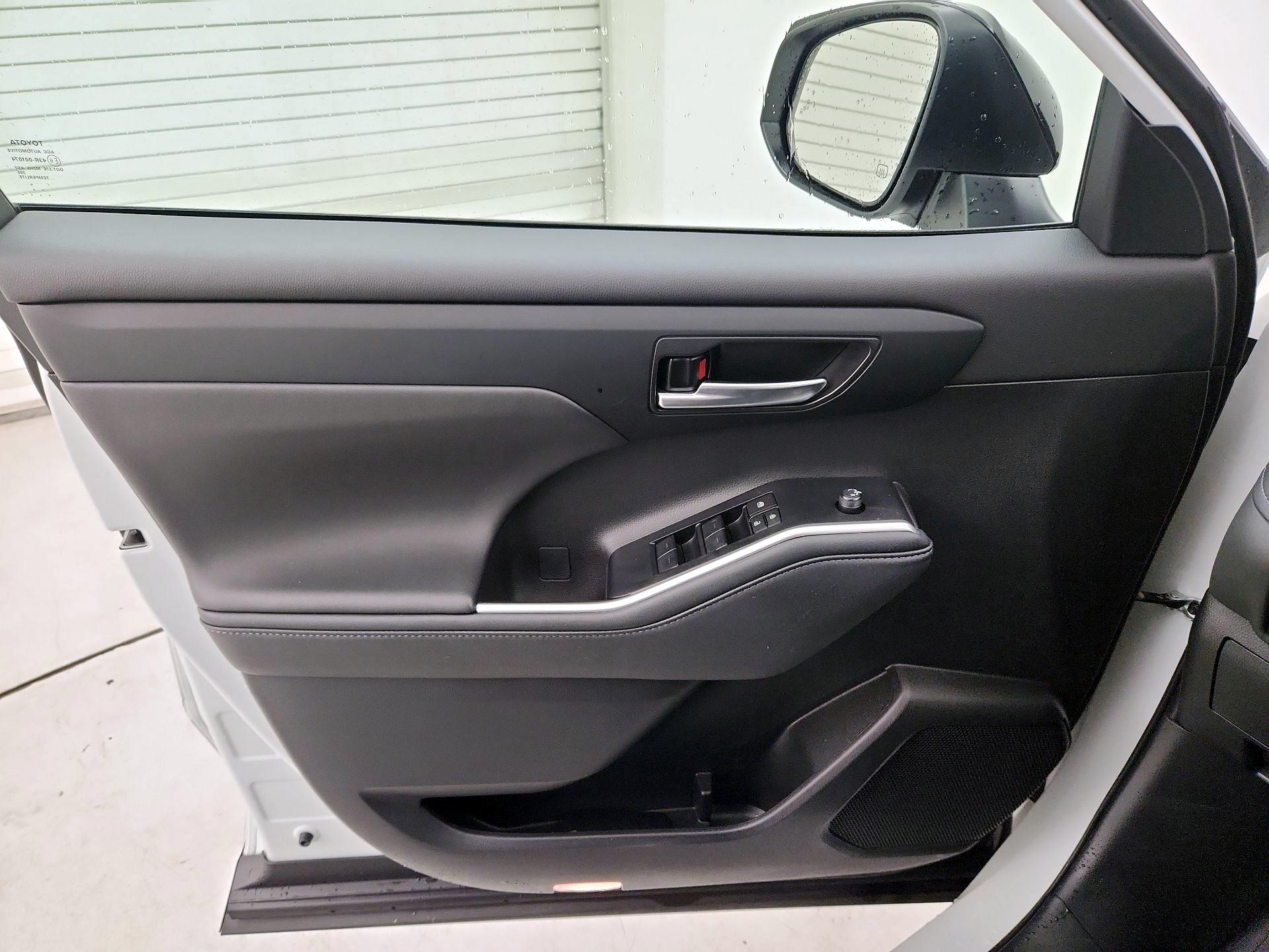 Thumbnail: 2024 Toyota Highlander - 12