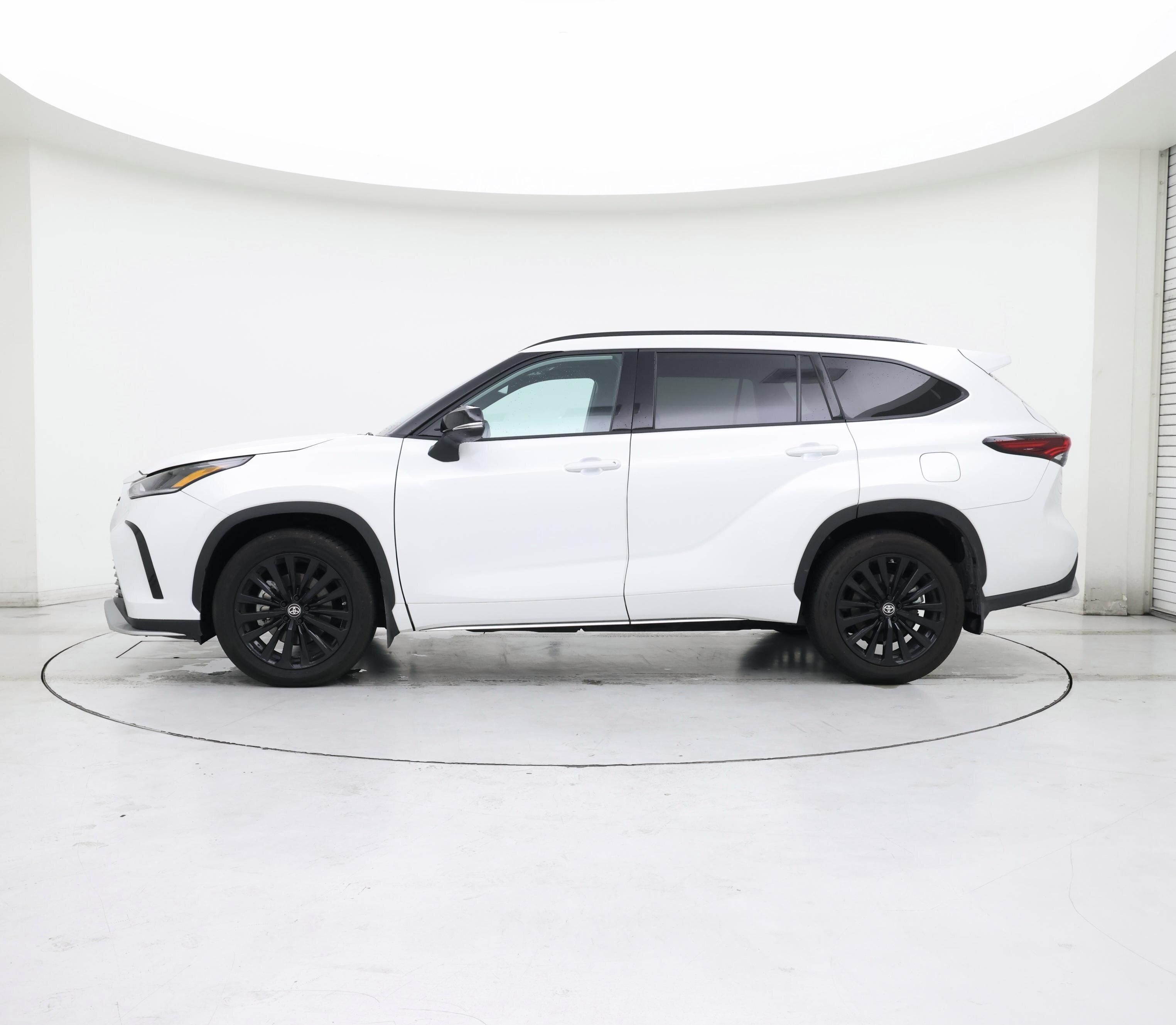 Thumbnail: 2024 Toyota Highlander - 3
