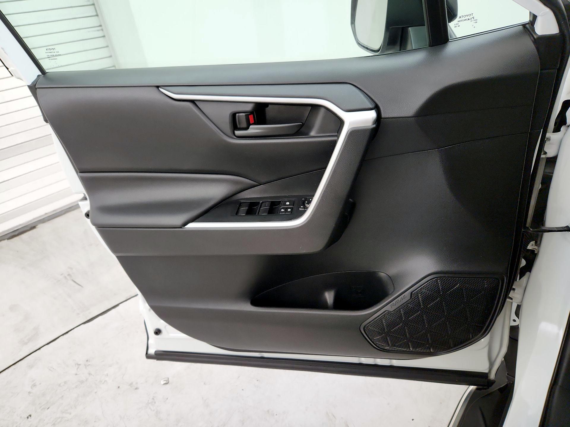 Thumbnail: 2020 Toyota RAV4 - 12