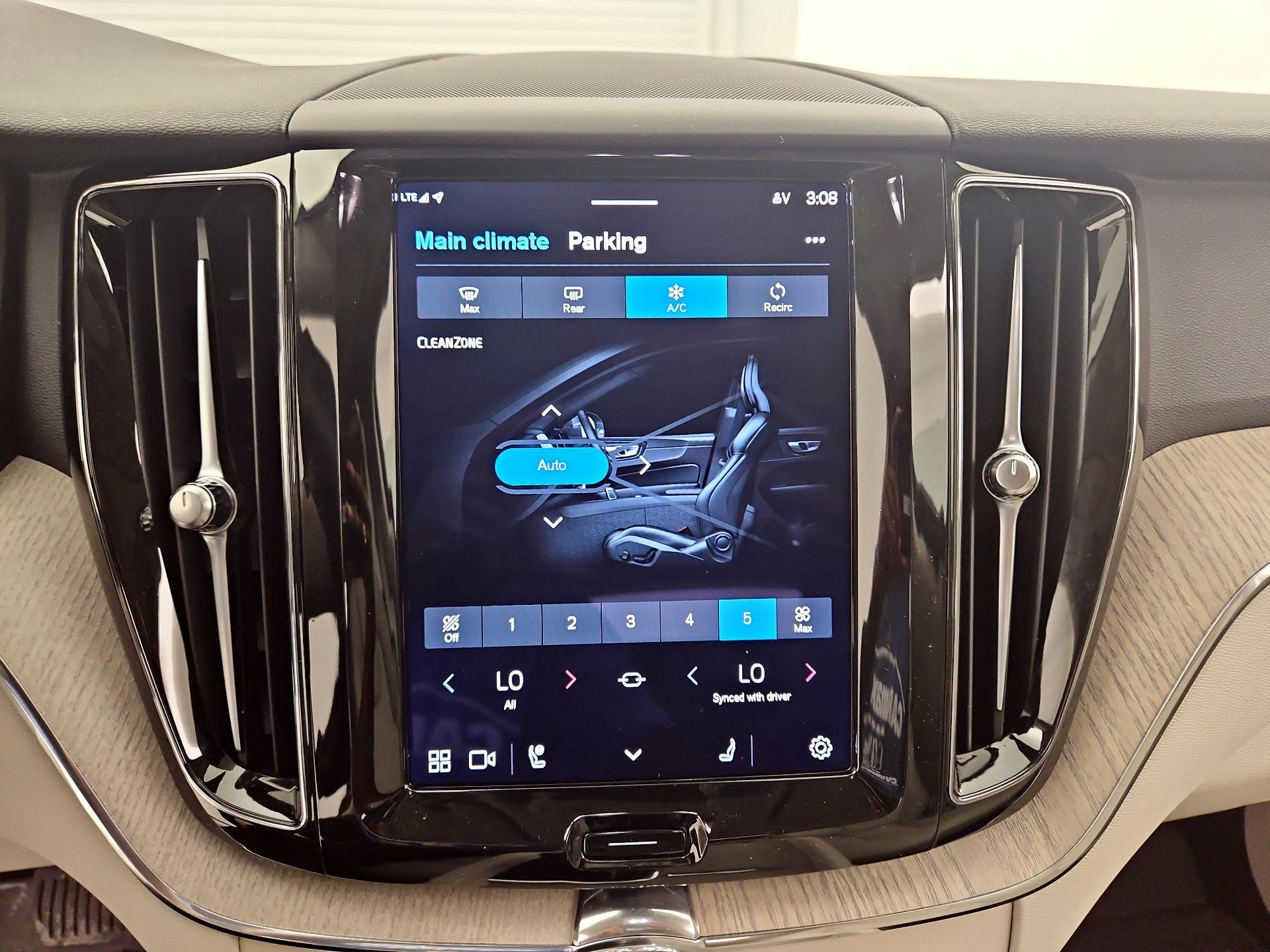 Thumbnail: 2023 Volvo XC60 - 16