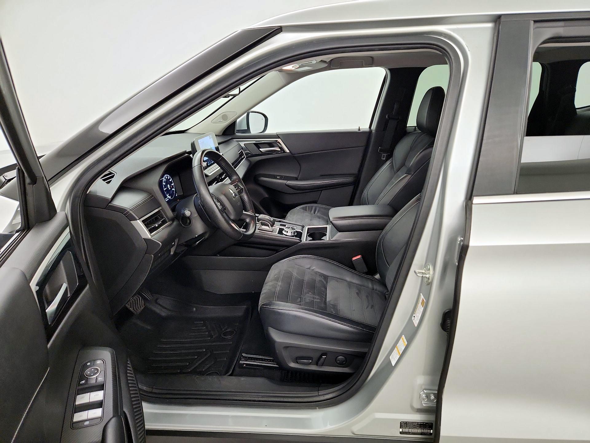 Thumbnail: 2022 Mitsubishi Outlander - 11