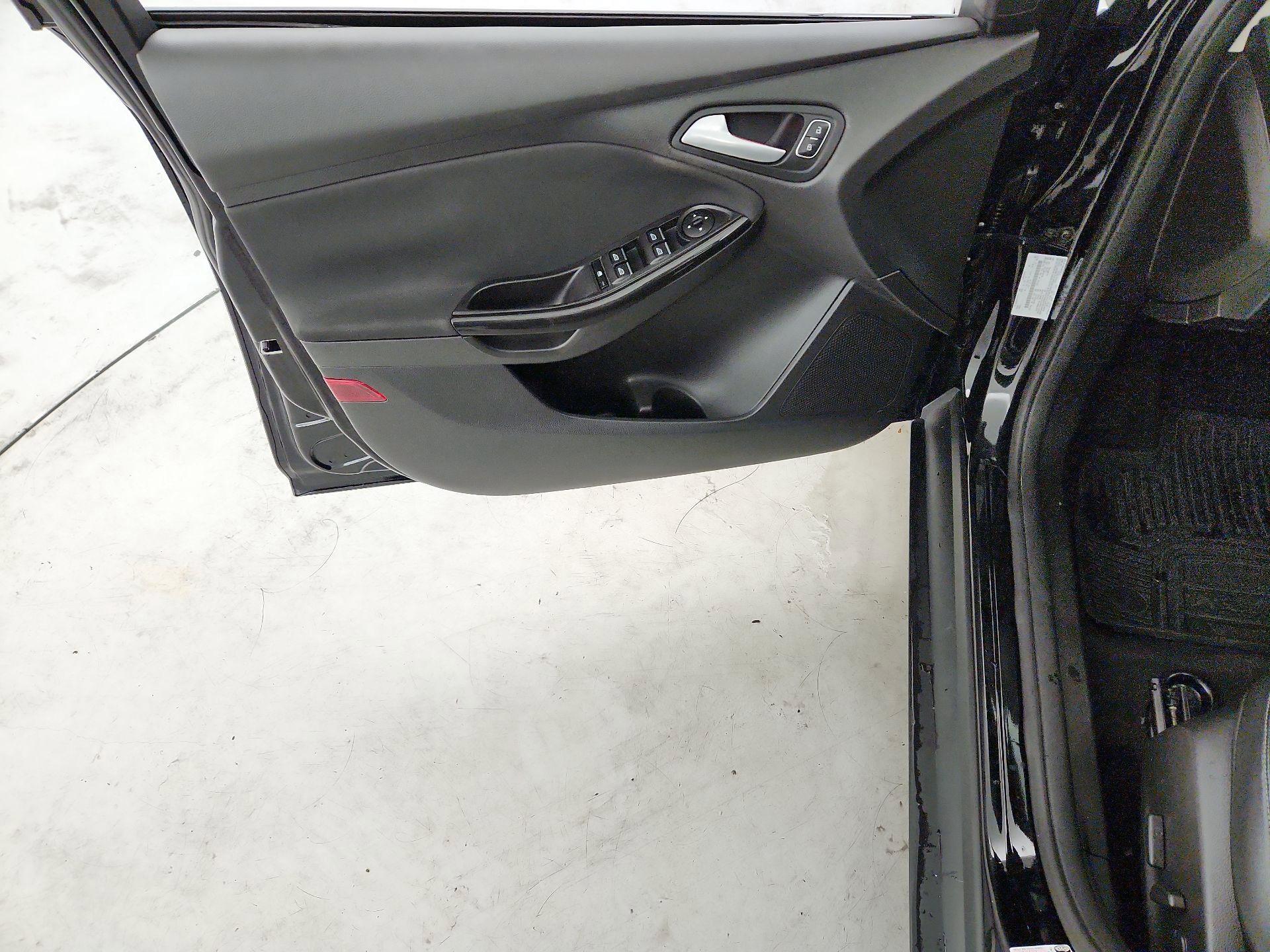 Thumbnail: 2016 Ford Focus - 12