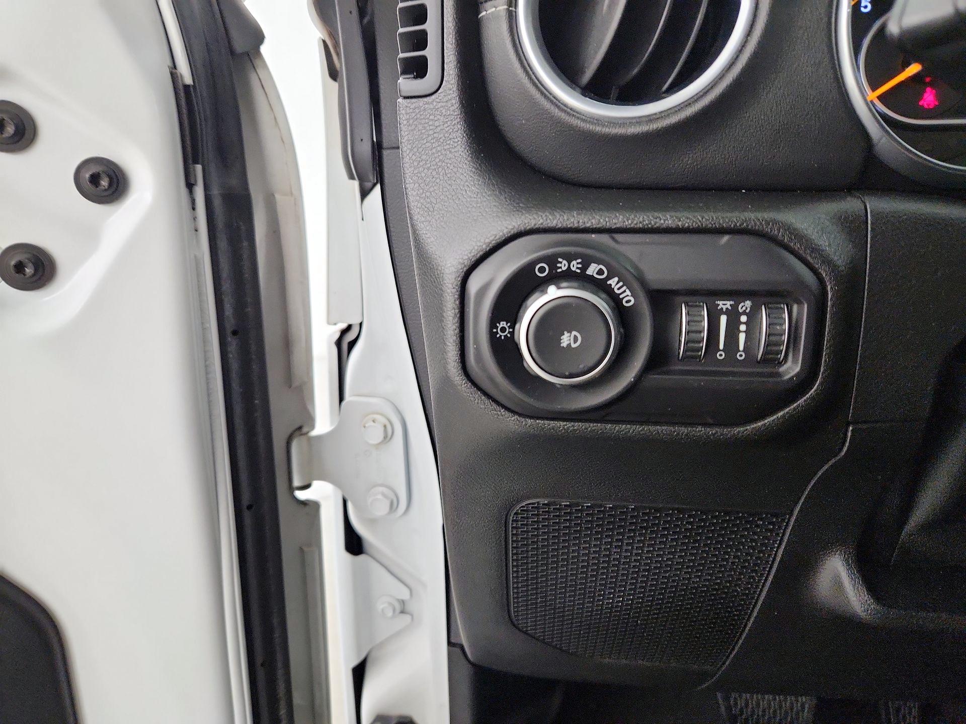 Thumbnail: 2018 Jeep Wrangler - 13