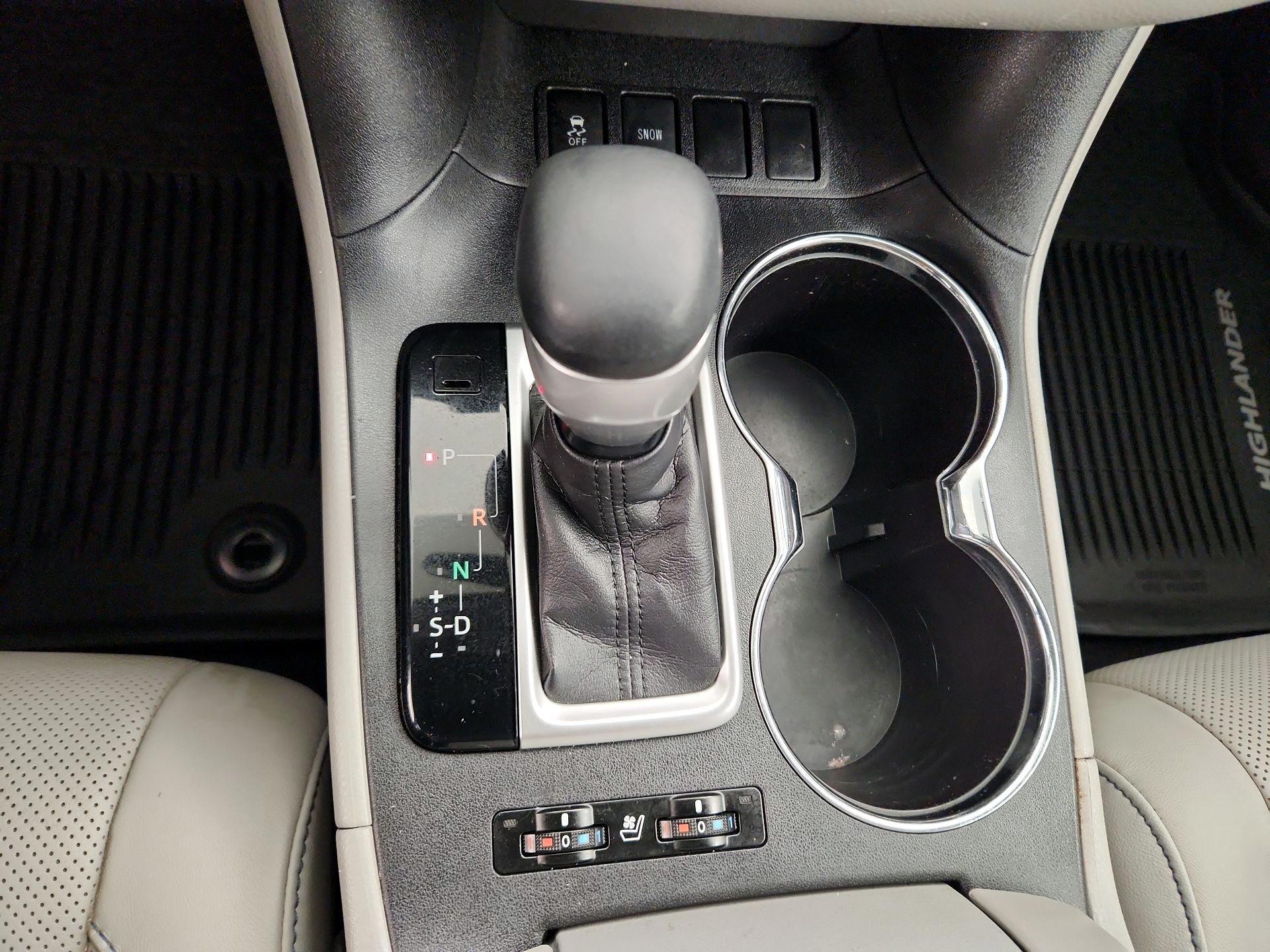 Thumbnail: 2016 Toyota Highlander - 17