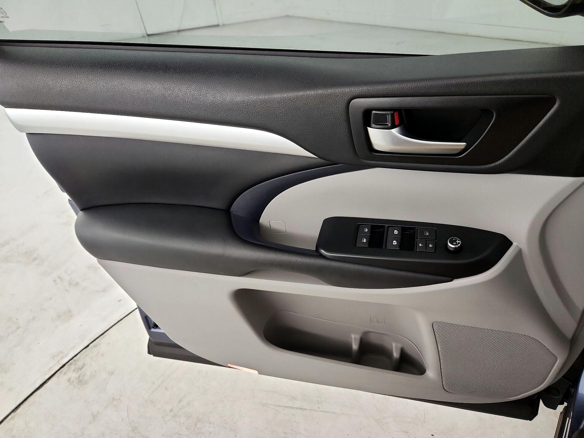 Thumbnail: 2019 Toyota Highlander - 12