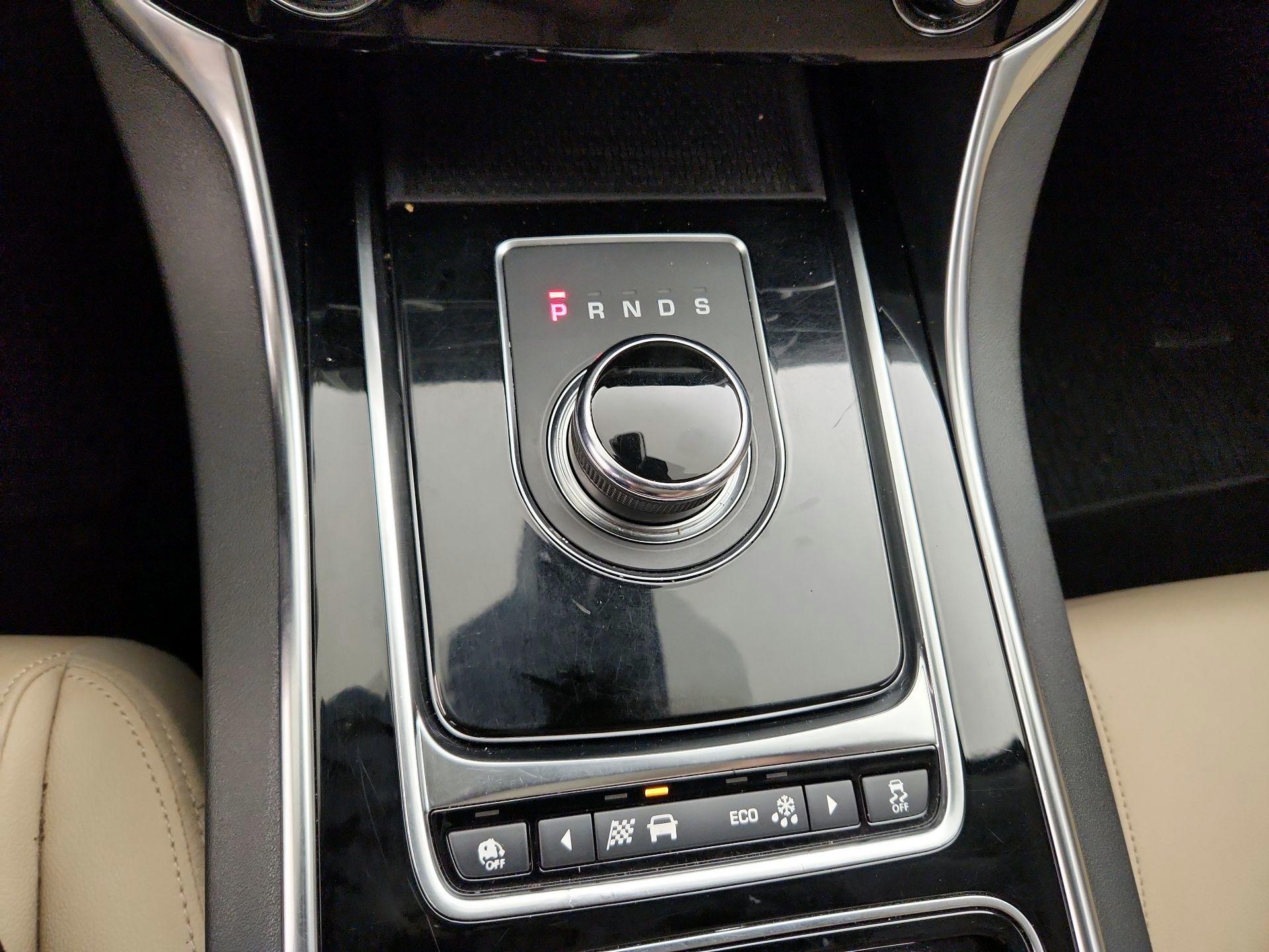 Thumbnail: 2019 Jaguar XE - 18