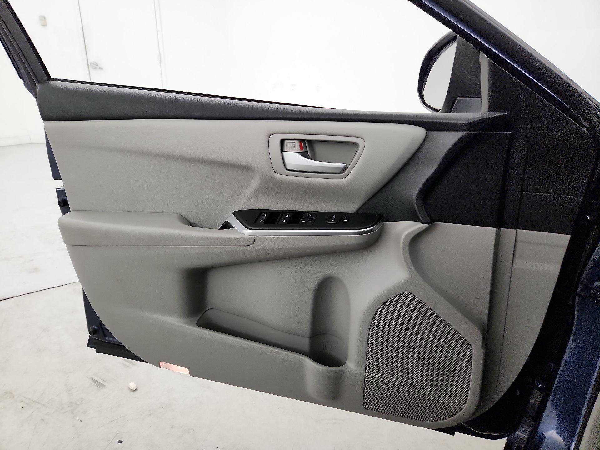 Thumbnail: 2017 Toyota Camry - 12