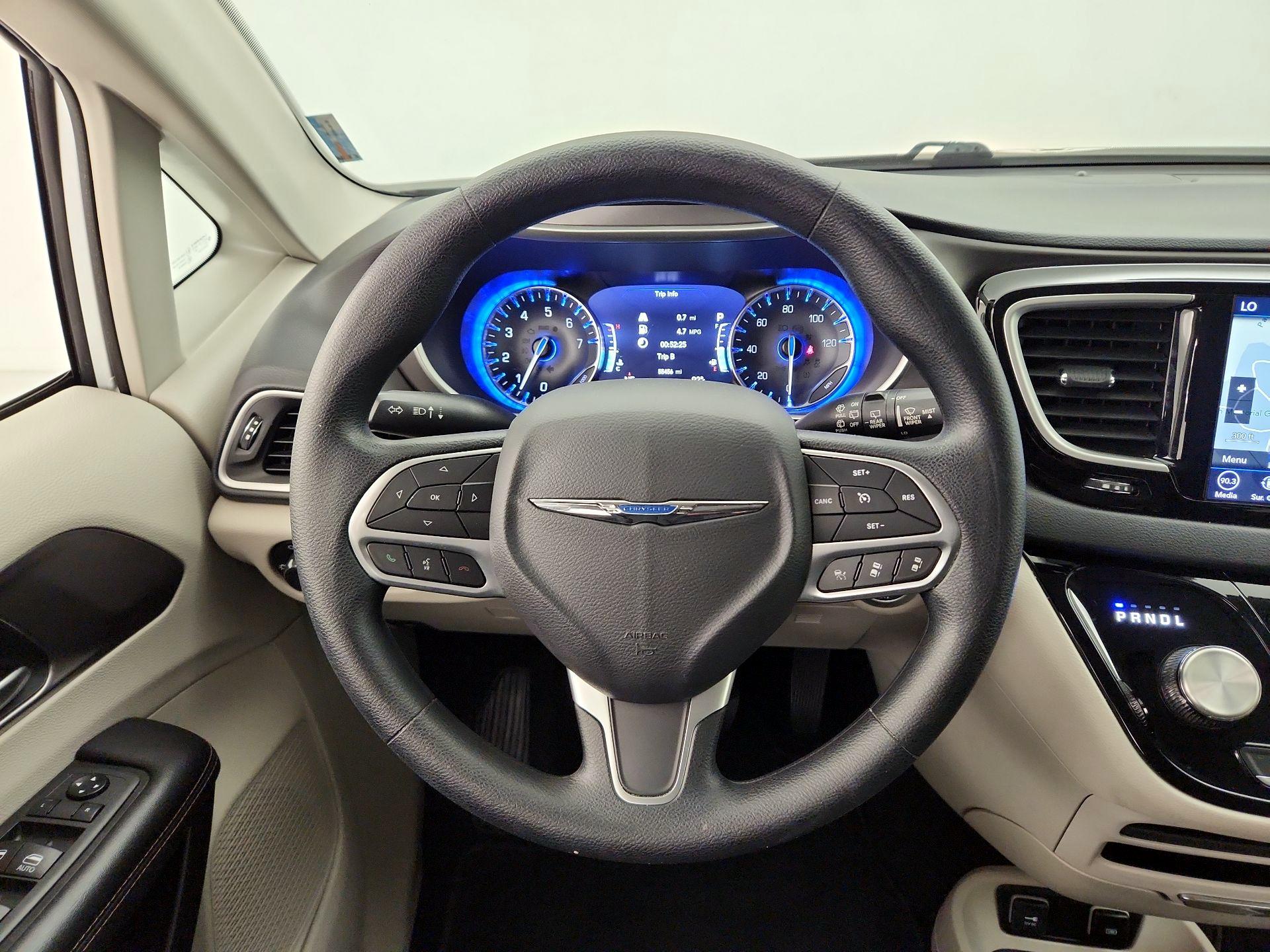 Thumbnail: 2020 Chrysler Pacifica - 10