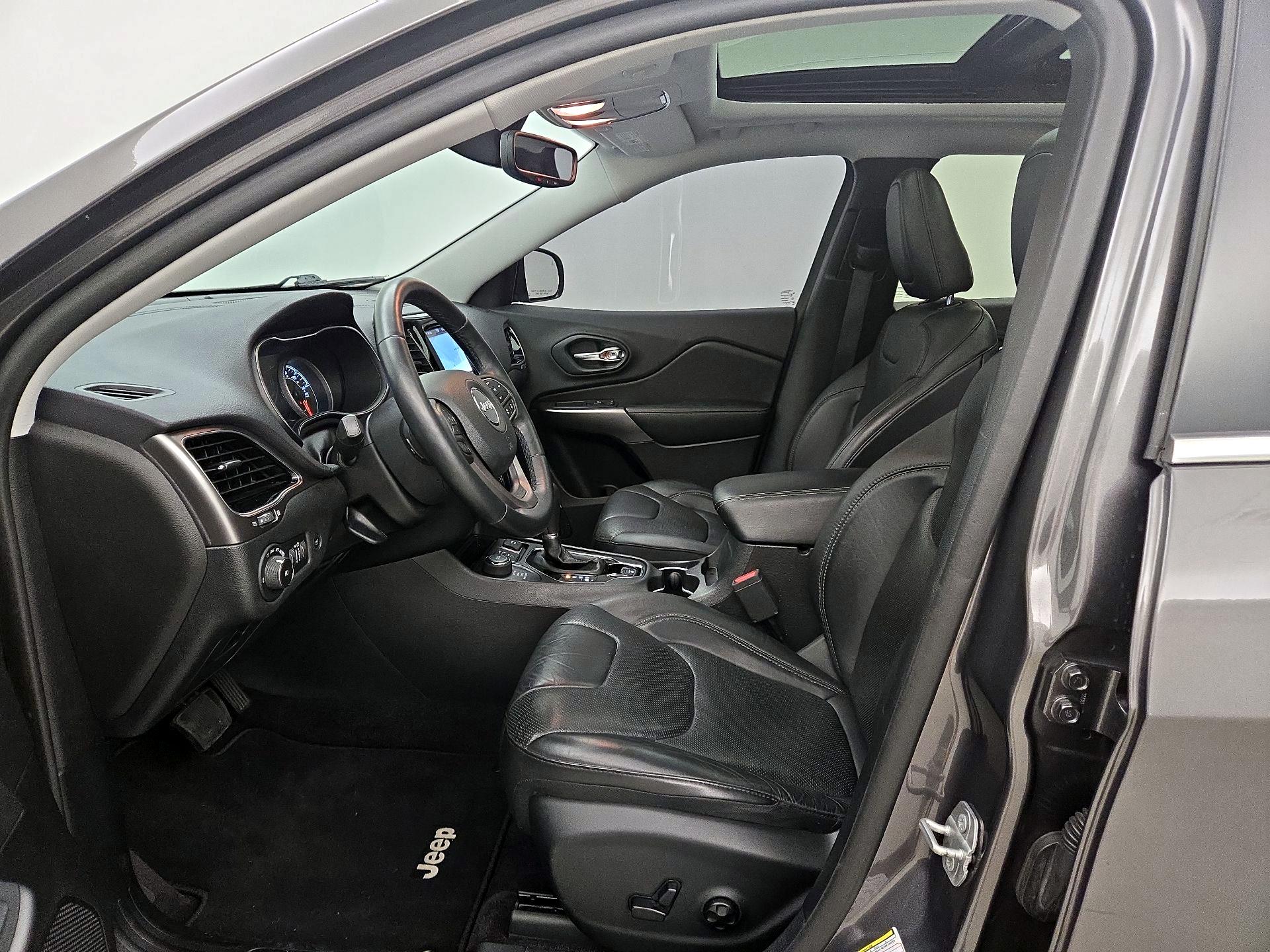 Thumbnail: 2019 Jeep Cherokee - 11