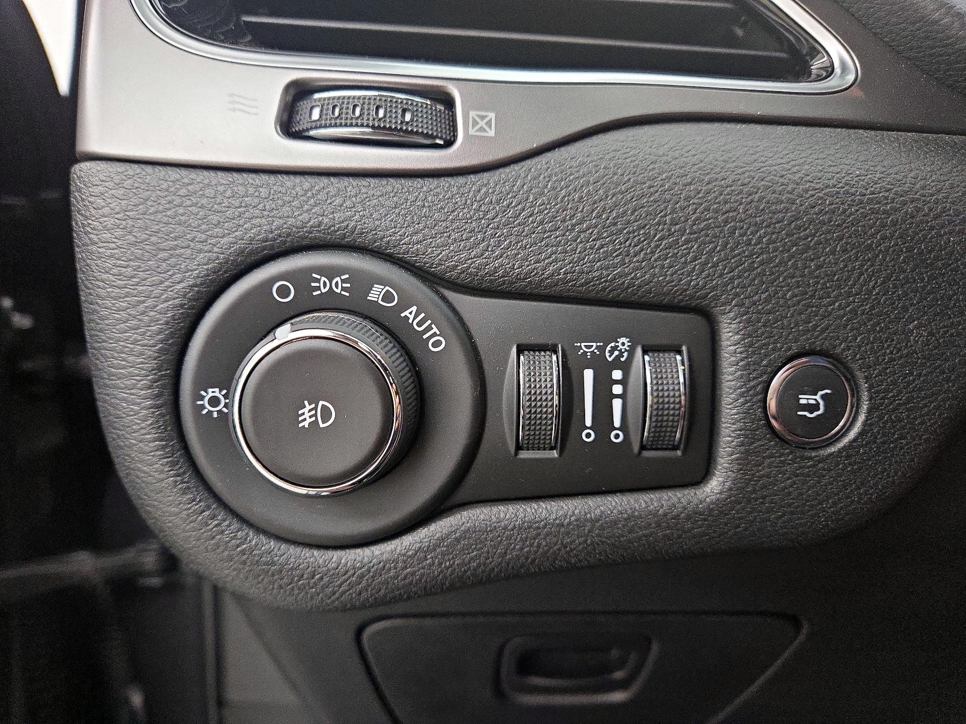 Thumbnail: 2019 Jeep Cherokee - 13