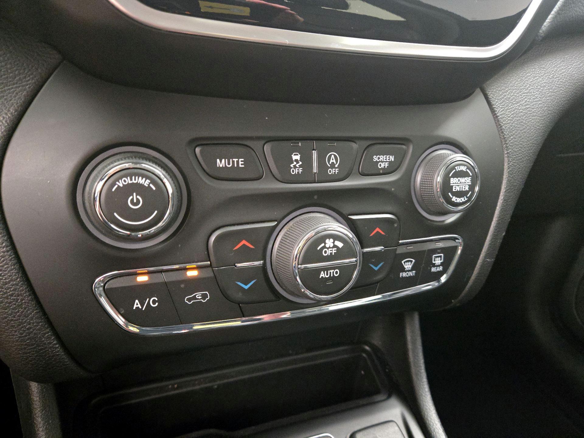 Thumbnail: 2019 Jeep Cherokee - 17