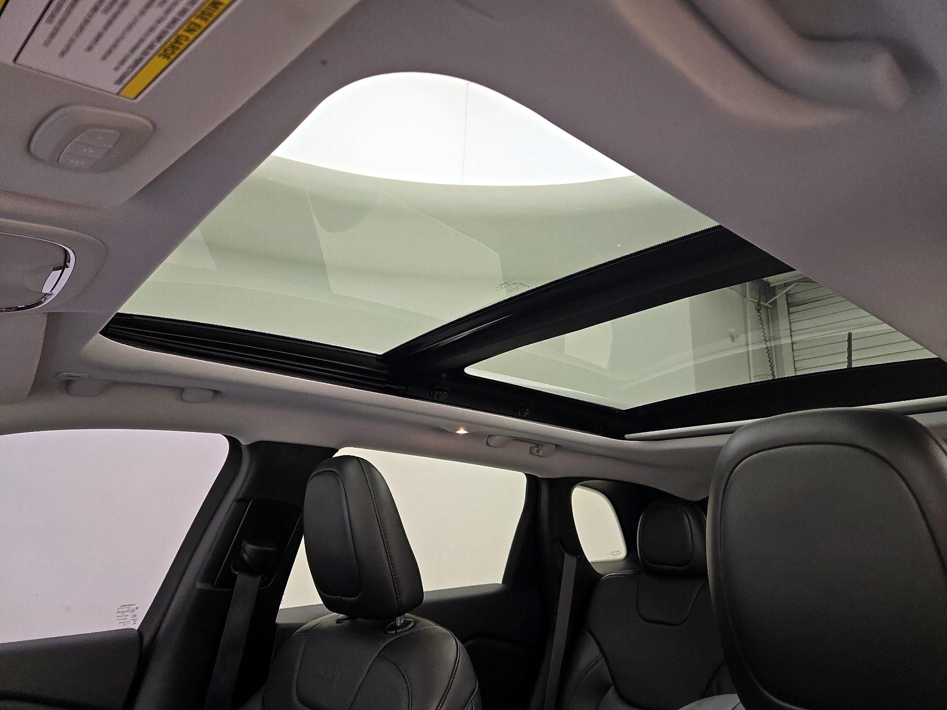Thumbnail: 2019 Jeep Cherokee - 20
