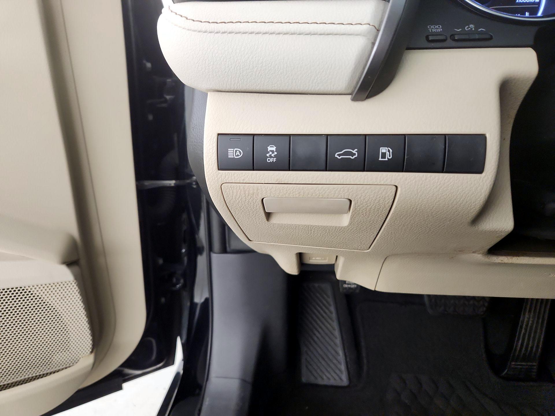 Thumbnail: 2018 Toyota Camry - 13