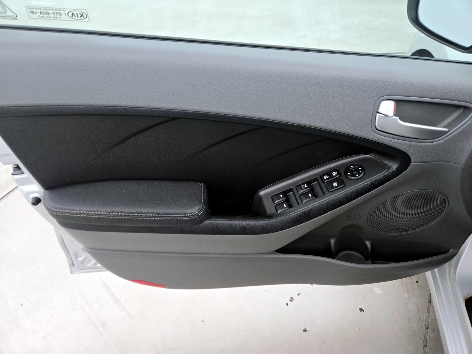 Thumbnail: 2017 Kia Forte - 12