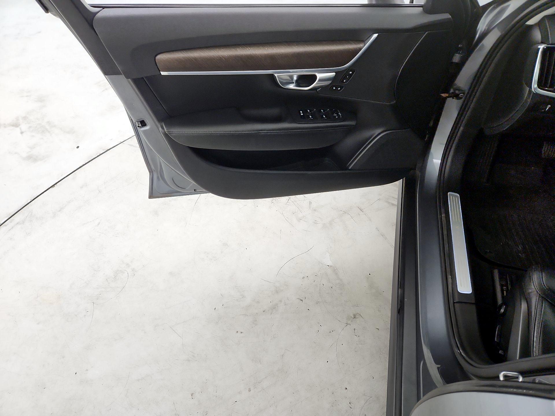 Thumbnail: 2018 Volvo V90 - 12