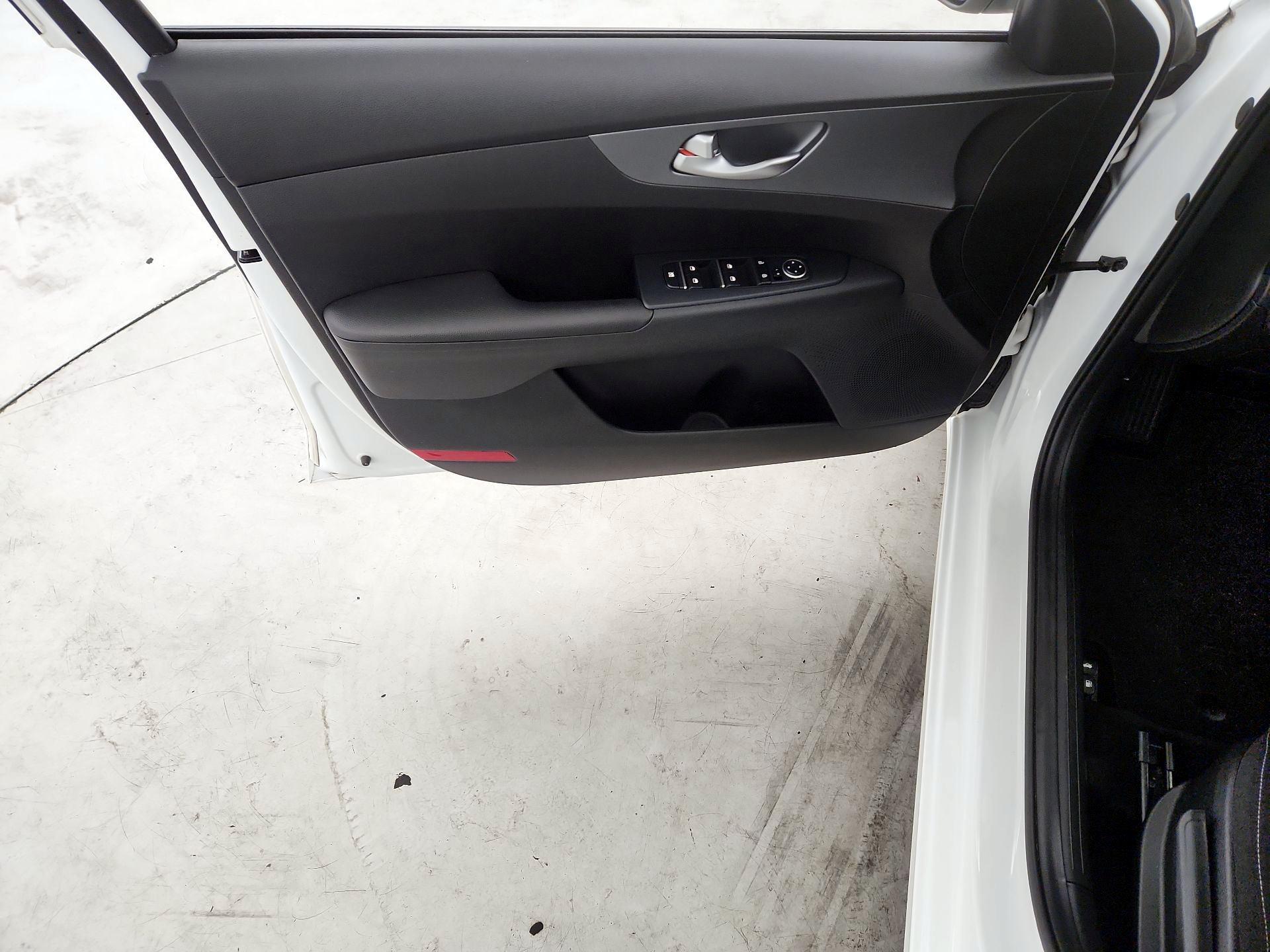Thumbnail: 2021 Kia Forte - 12