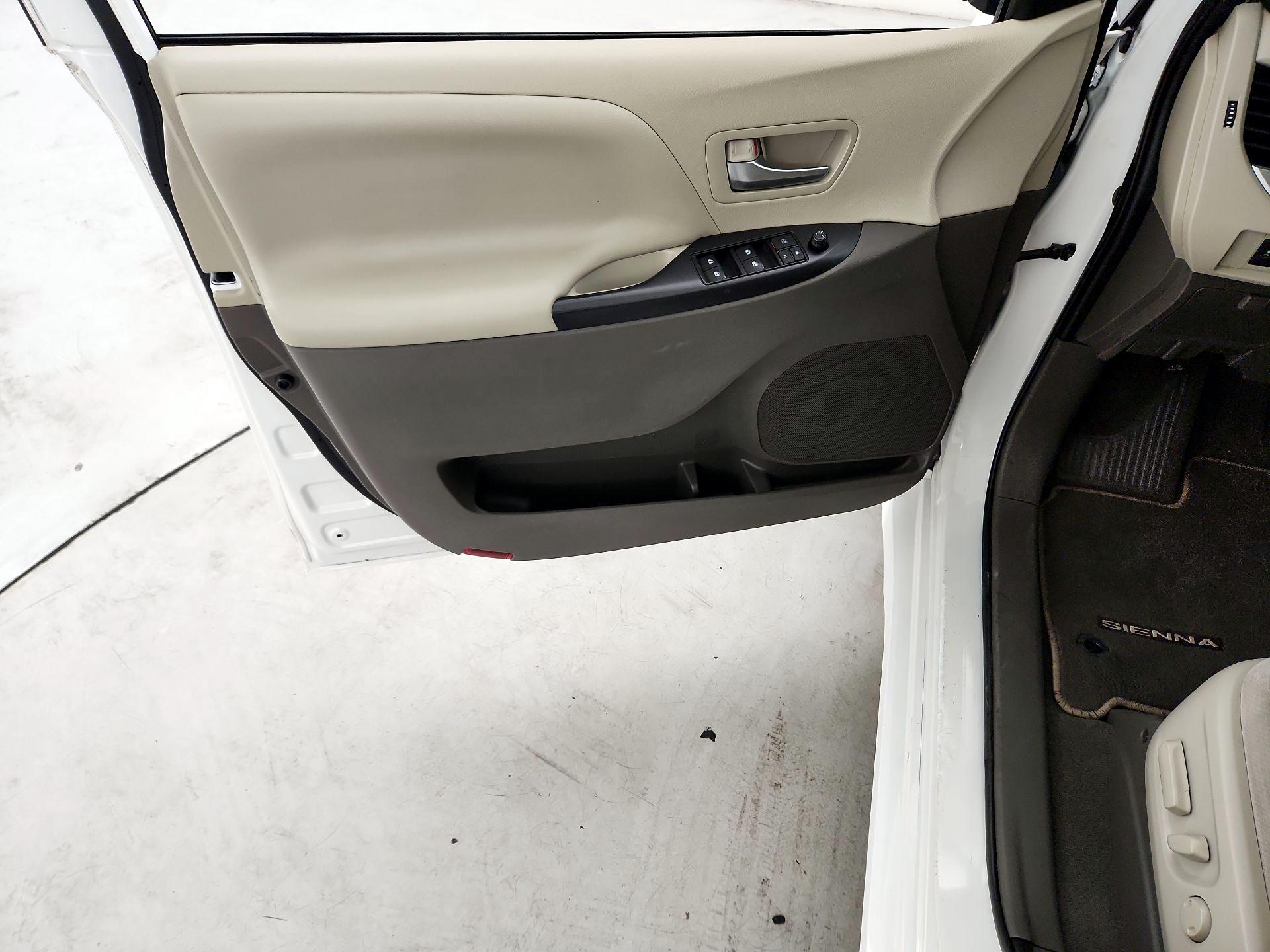 Thumbnail: 2020 Toyota Sienna - 12