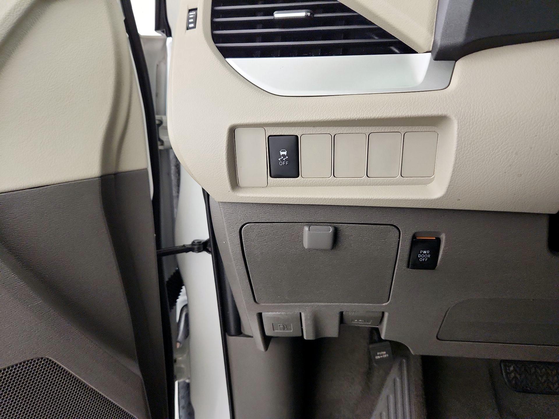 Thumbnail: 2020 Toyota Sienna - 13