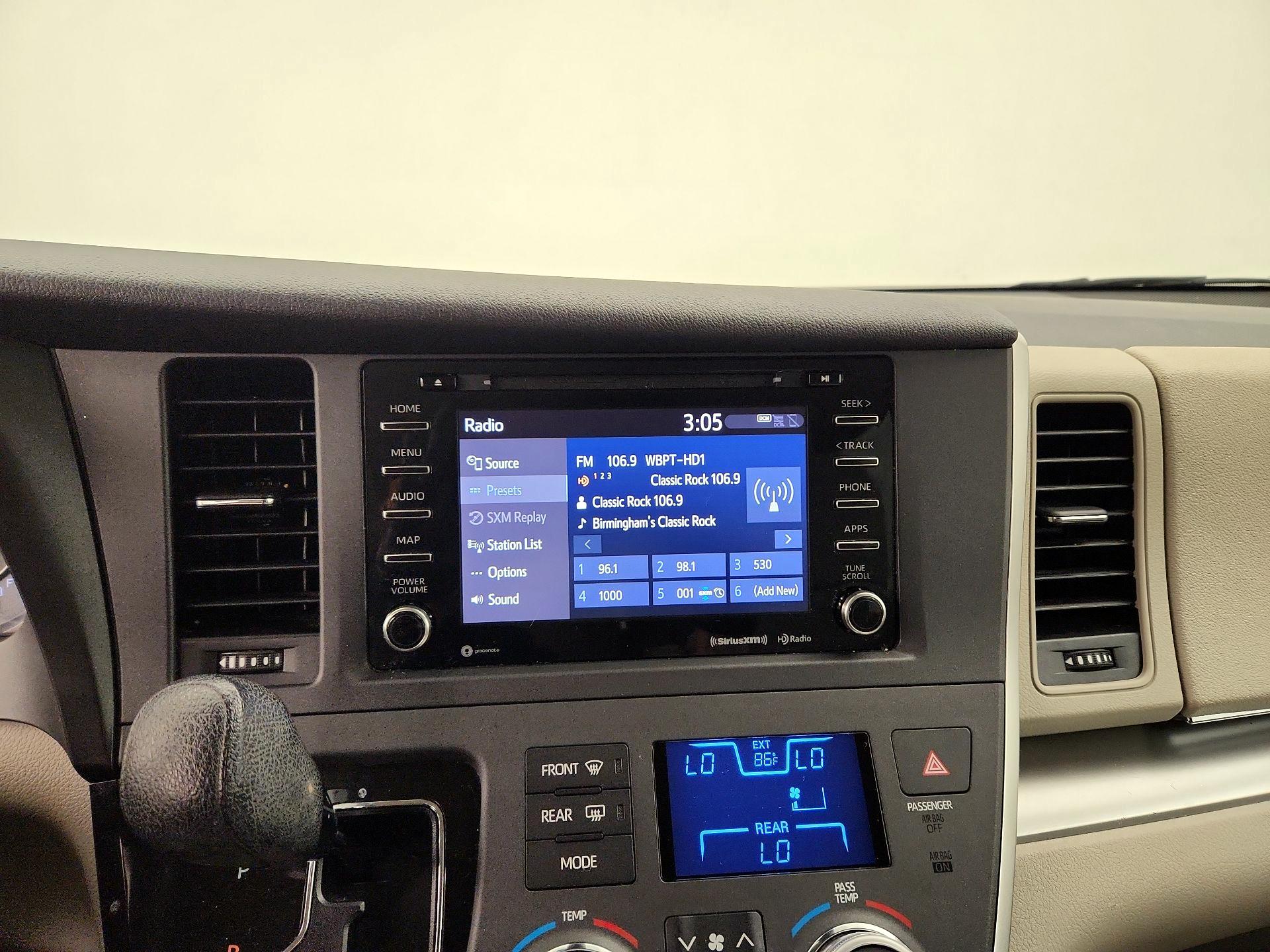 Thumbnail: 2020 Toyota Sienna - 15