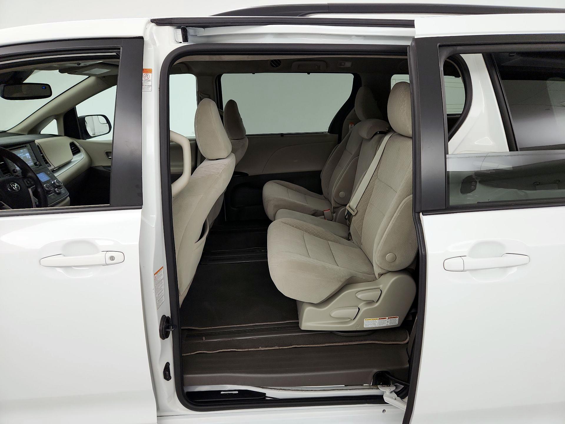 Thumbnail: 2020 Toyota Sienna - 19