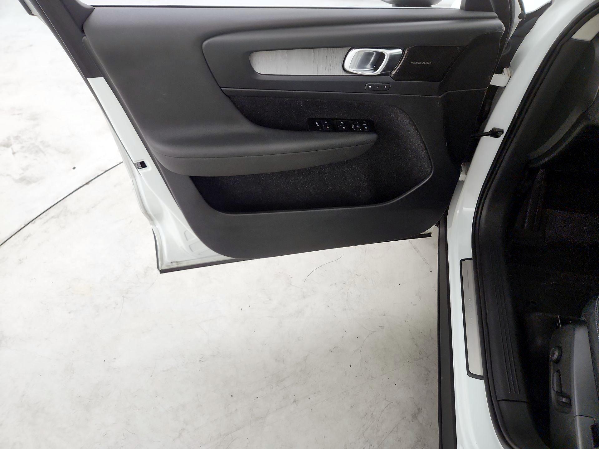 Thumbnail: 2021 Volvo XC40 - 12