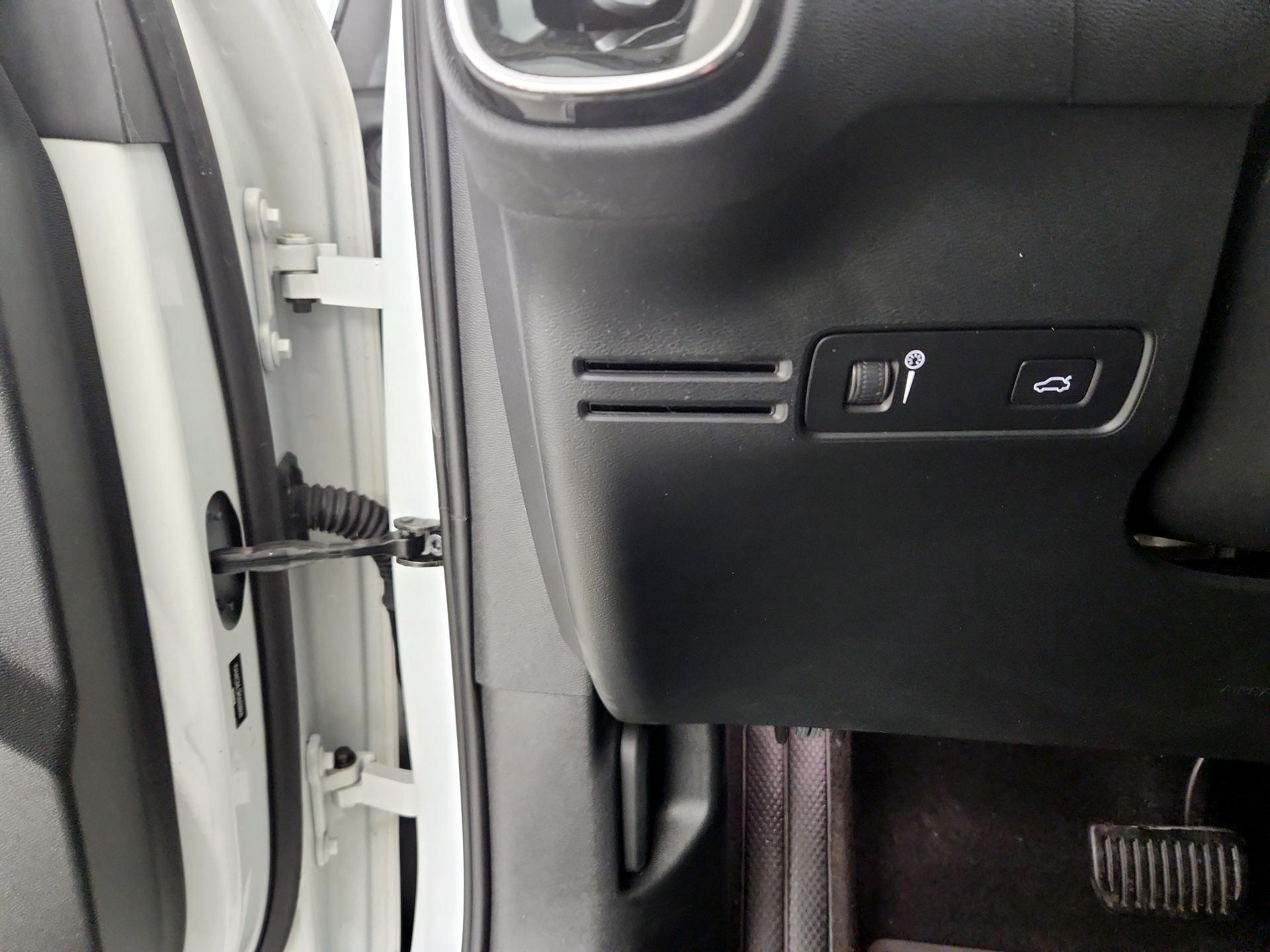 Thumbnail: 2021 Volvo XC40 - 13