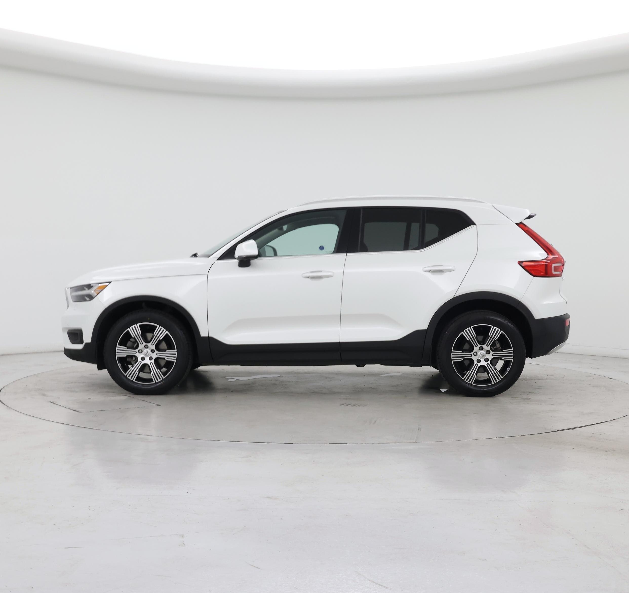 Thumbnail: 2021 Volvo XC40 - 3