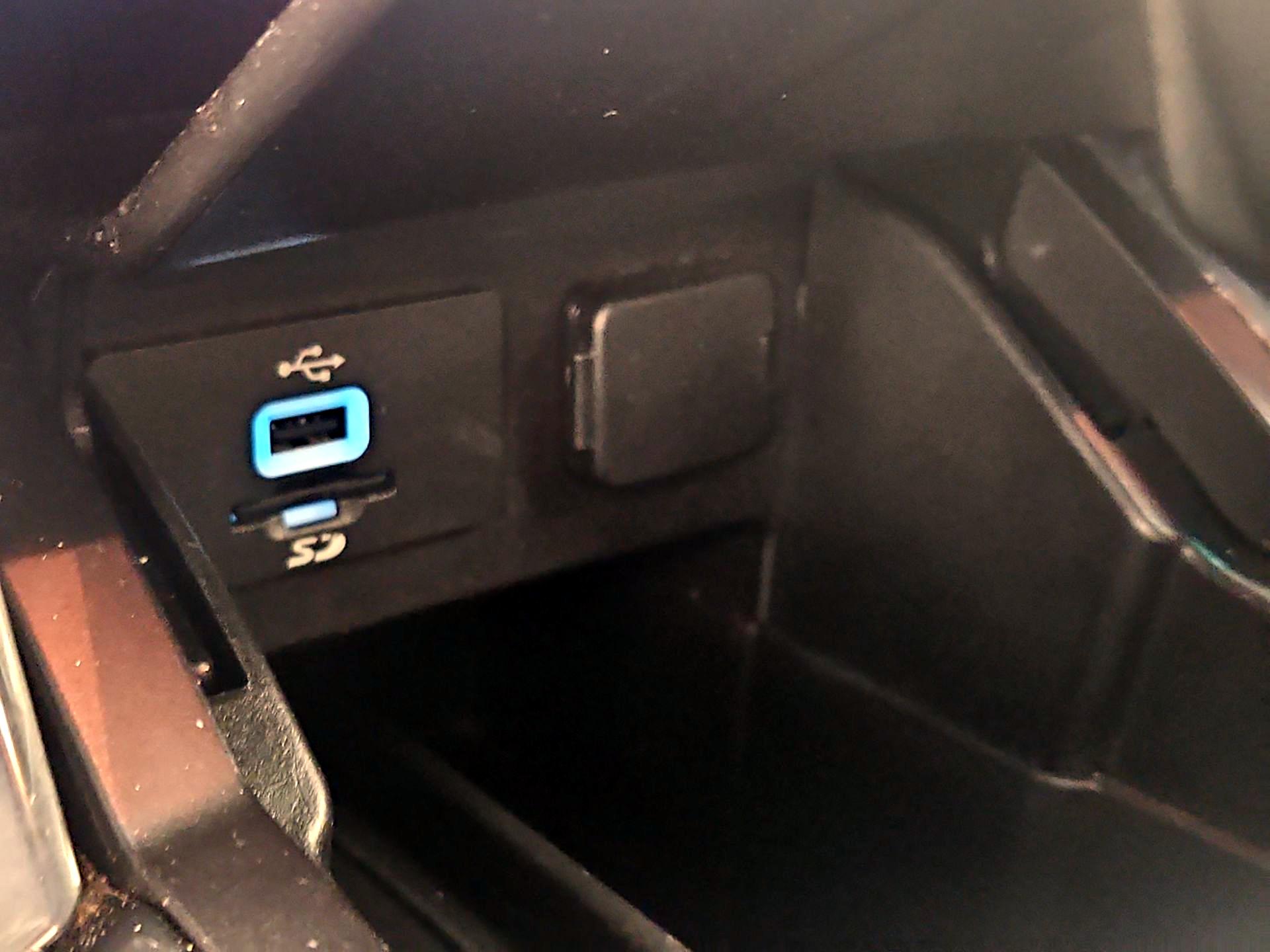 Thumbnail: 2016 Ford Explorer - 18