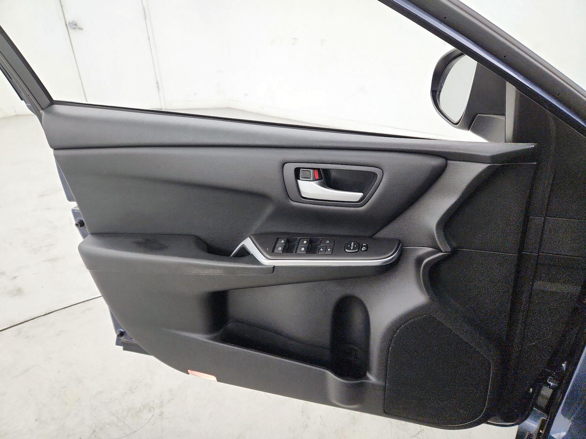 Thumbnail: 2016 Toyota Camry - 12