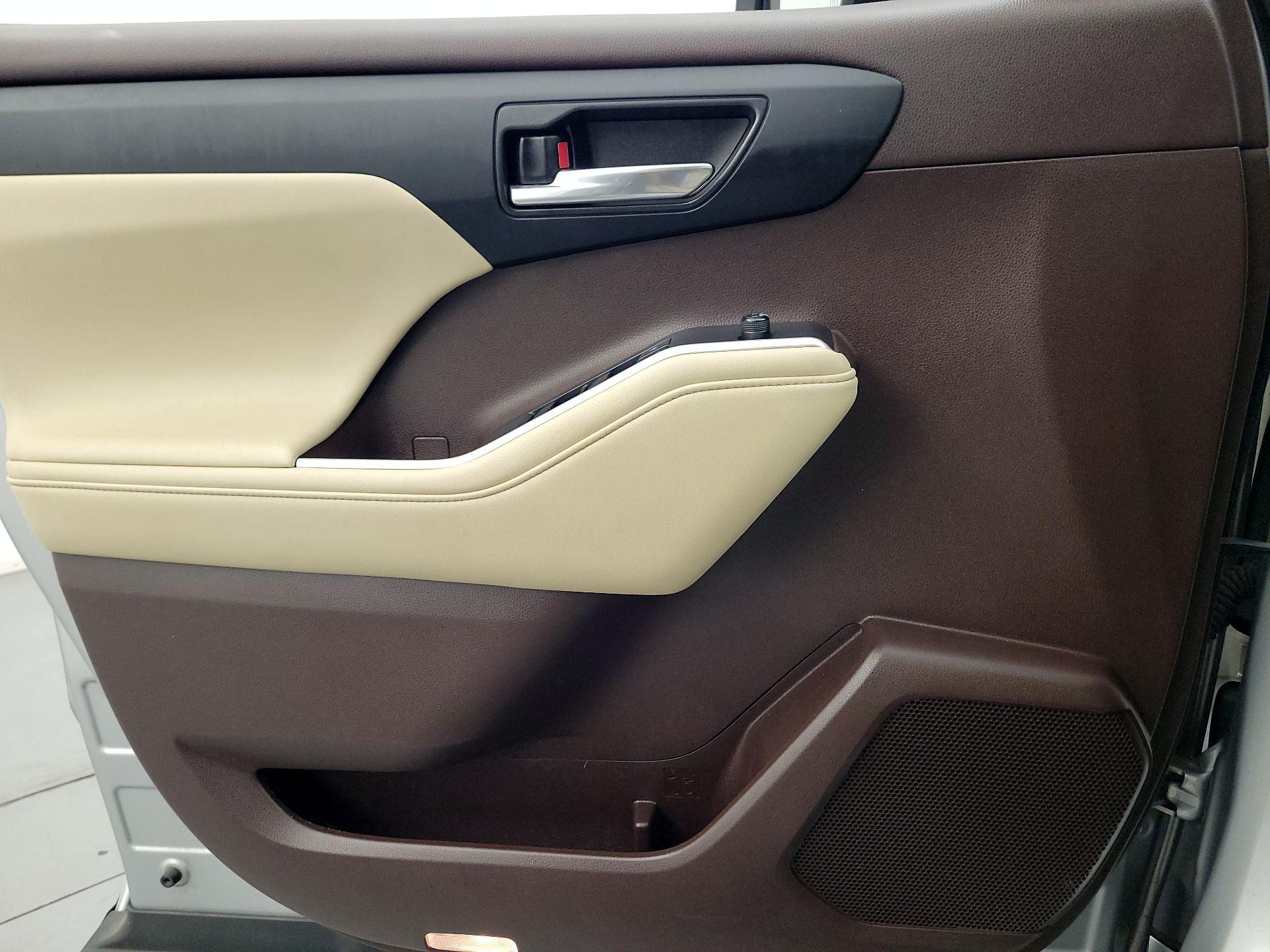 Thumbnail: 2021 Toyota Highlander - 12