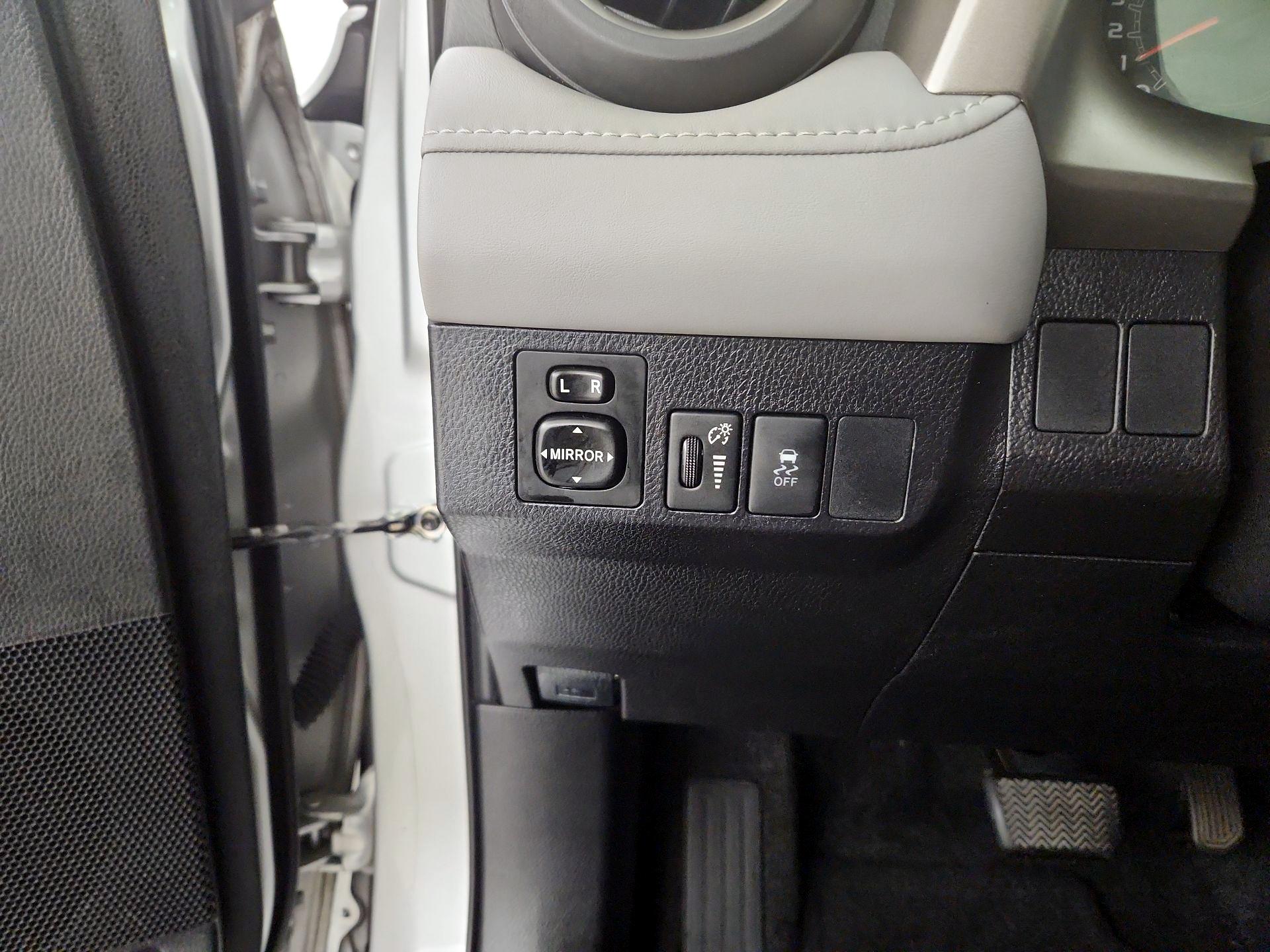 Thumbnail: 2014 Toyota RAV4 - 13