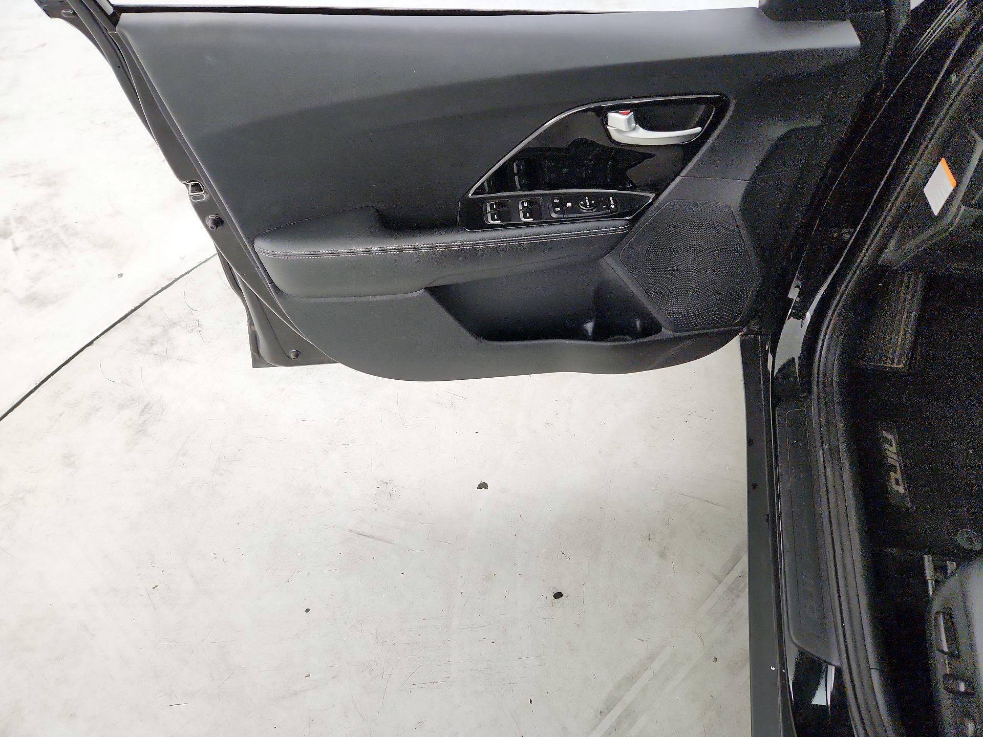 Thumbnail: 2020 Kia Niro - 12